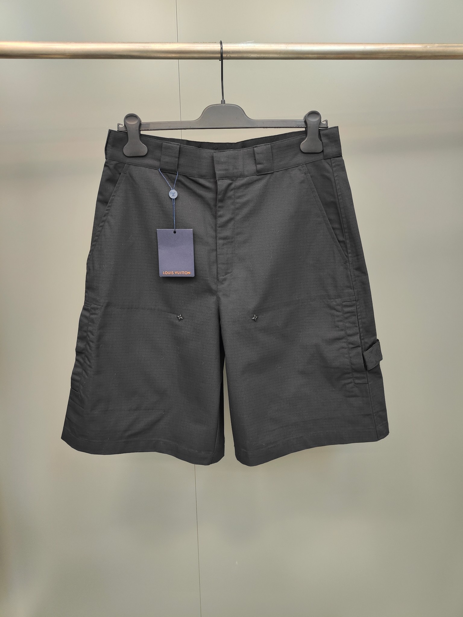 NO:822780,1V Donkey Brand 26 new spring and summer workwear cotton wide-leg shorts, embellished with Monogram flower nails on the knees, Monogram grosgrain hammer fixing rings on the back, jacquard logo belt, lined Italian pockets, knee pockets with hidden snap buttons. 46-52 sizes, Louis Vuitton-clothing, louis vuitton, louis vuitton, shorts,198609091V 驴牌 26春夏新款工装棉质阔腿短裤,膝上点缀Monogram花卉钉,后侧Monogram罗缎锤子固定环,提花标识腰带 内衬意式口袋 膝上口袋配有隐藏式按扣.46-52码,路易威登-服装,louis vuitton,louis vuitton,shorts,,Women's clothing