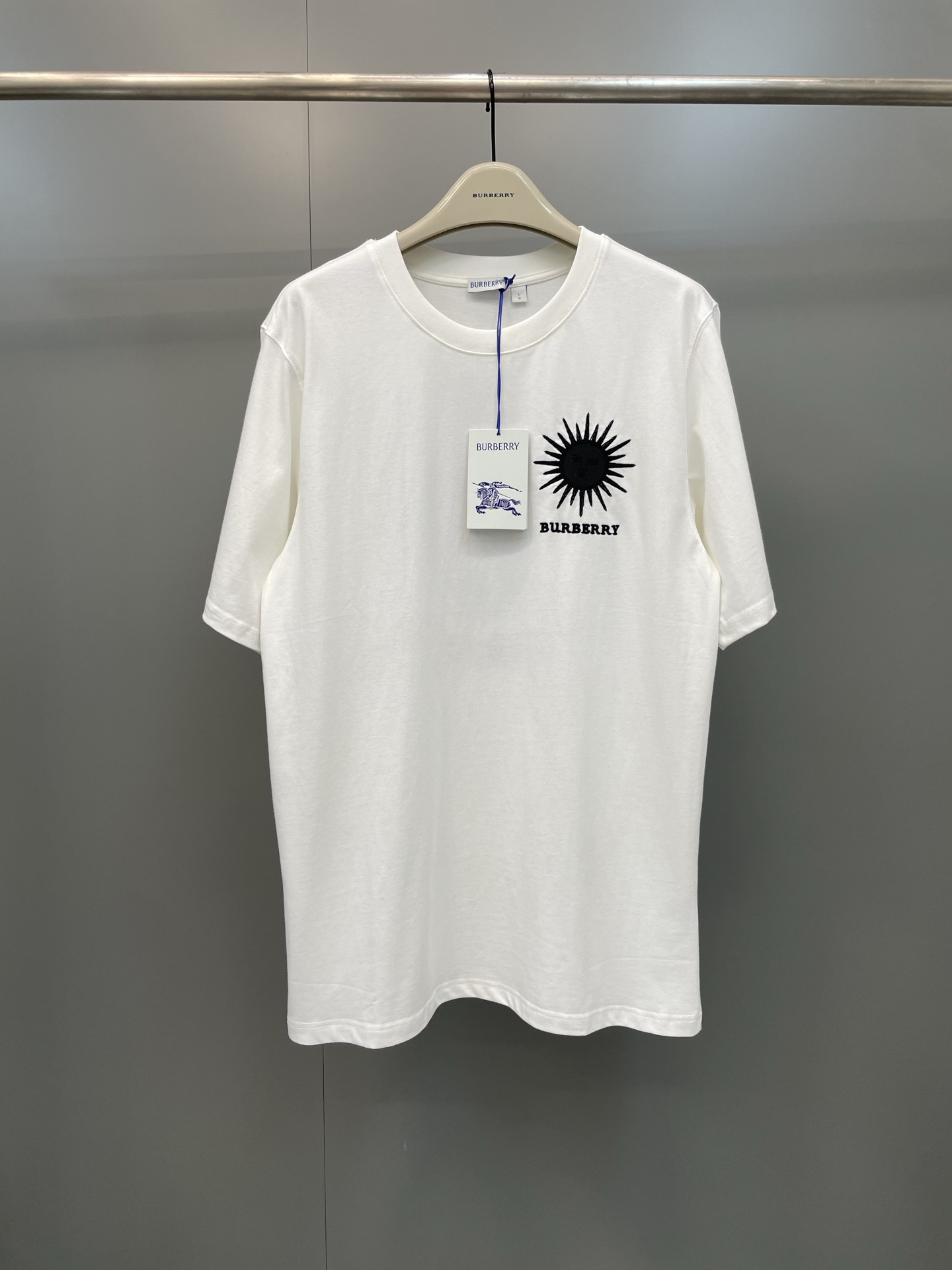 NO:822799,B*rberry 26ss new round-neck T-shirt, made of medium-thick plain cotton fabric, presents a casual fit. It is embellished with brand logo embroidery and incorporates the new season sundial pattern. It is a new interpretation of the Edwardian tarot card design, inspired by the works of British artist Pamela Colman Smith. S-XL size, Burberry-clothing, tees, t-shirt,19860909B*rberry 26ss新款圆领T恤衫,选用中厚平织棉面料打造,呈现休闲版型.点缀品牌徽标刺绣,融入新季日晷图案.焕新演绎爱德华时代塔罗牌设计,灵感源自英国艺术家 Pamela Colman Smith 作品 S-XL码,博柏利-服装,tees，t-shirt,,Women's clothing