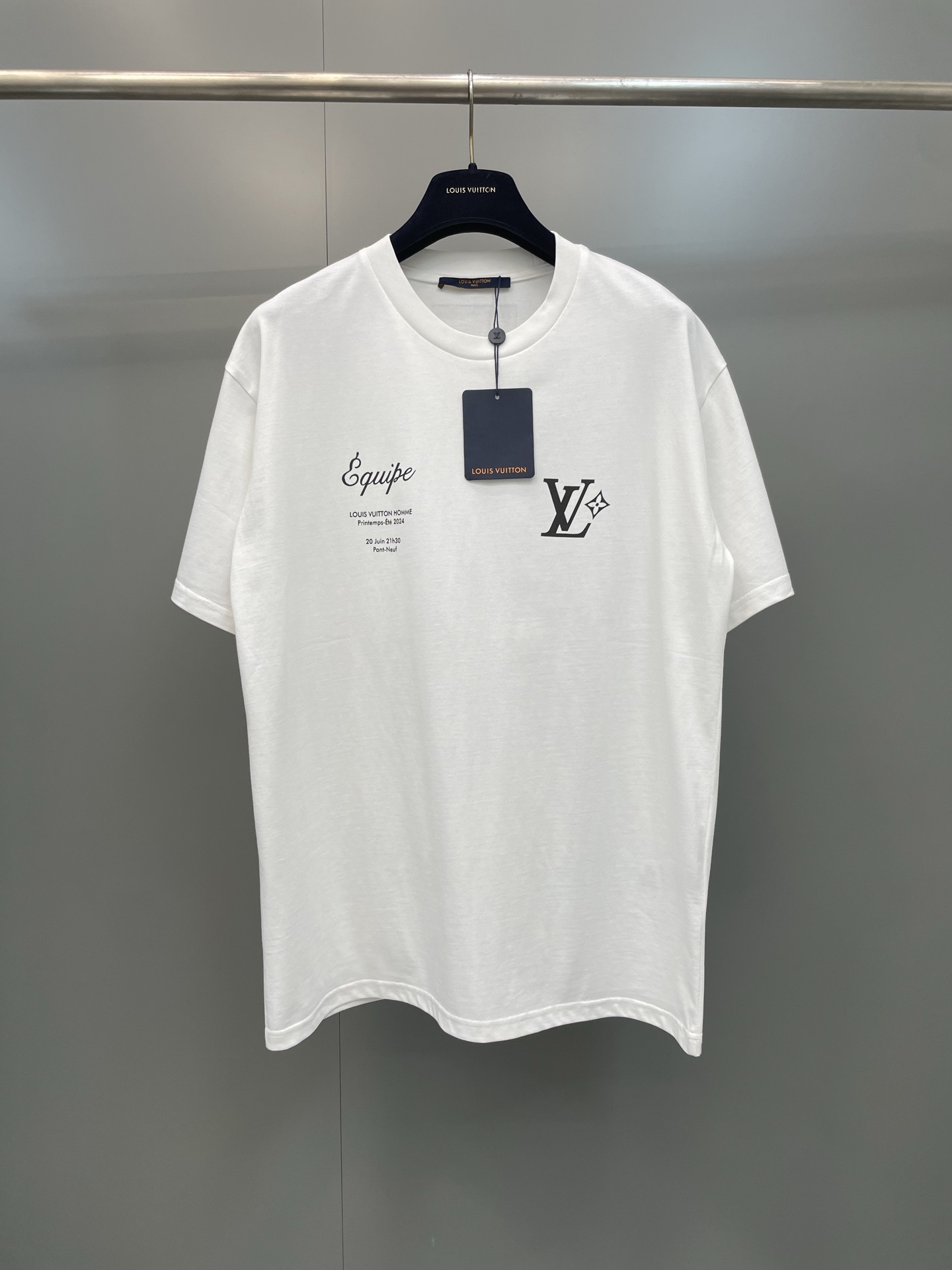 NO:822783,1V Donkey Brand's classic employee-limited short-sleeved T-shirt is originally developed, and the fabric threads are custom-dyed in the same vat. It is not easy to deform, and the printing is made of imported environmentally friendly glue screen printing composite. The brand knitted logo is embellished on the back to distinguish it from all wrong versions on the market. XS-L code, Louis Vuitton-clothing, louis vuitton, louis vuitton, T-shirt, tees, t-shirt,198609091V 驴牌 经典员工限定短袖T恤 原版开发,面料螺纹同缸定染.不易变形,印花采用进口环保胶浆丝网印花复合打造,背后反向点缀品牌针织标识,区别市面所有错误版本.XS-L码,路易威登-服装,louis vuitton,louis vuitton,T-shirt,tees，t-shirt,,Women's clothing