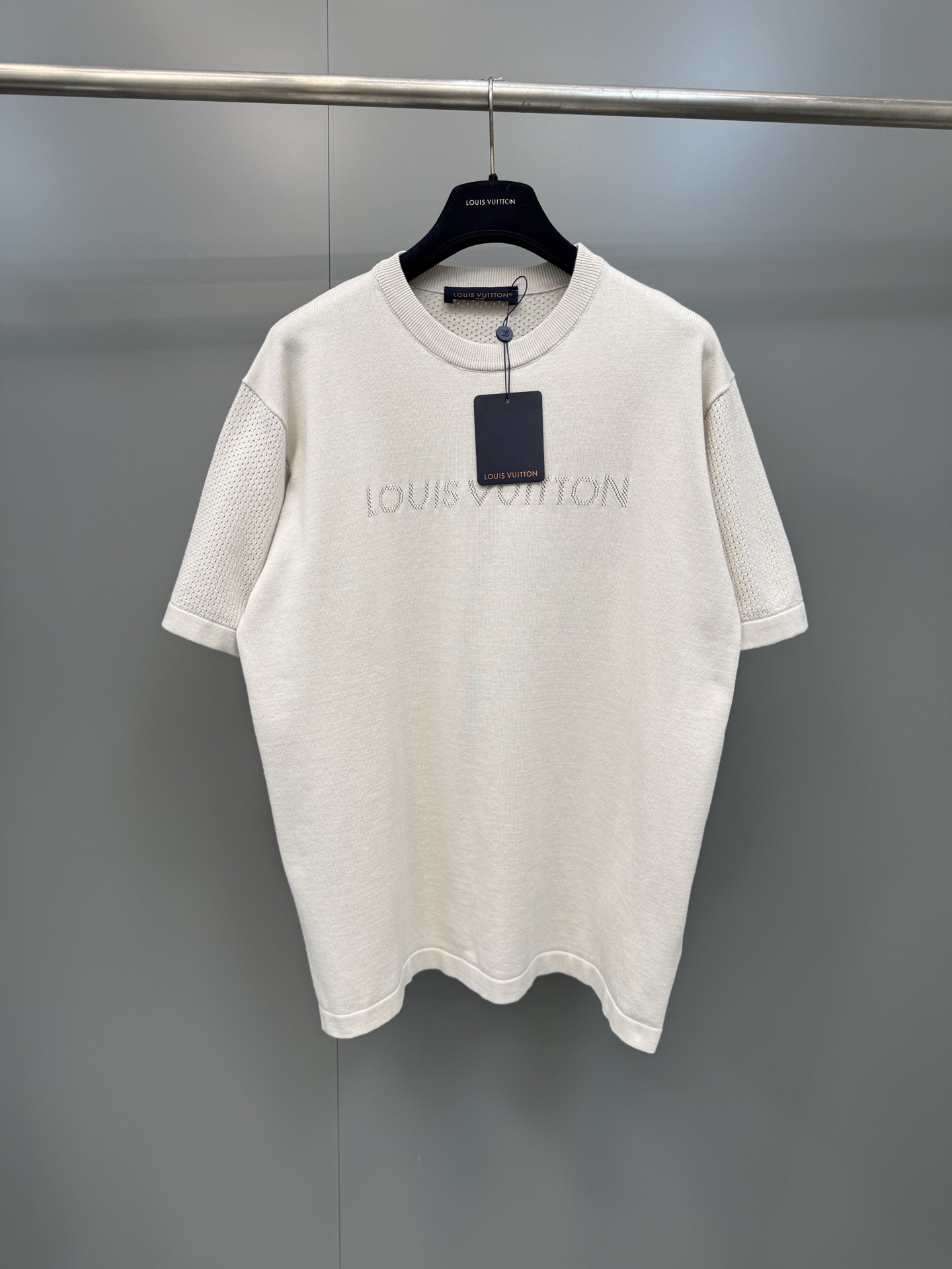 NO:822784,1V Donkey brand new high version 26 latest knitted short-sleeved crew neck. This short-sleeved crew neck shirt is made of high-quality cotton blended fabric and has a comfortable silhouette. The texture is soft and skin-friendly. The knitted mesh sleeves and back are refreshing and breathable, taking away the dullness in the hot summer. The mesh letter logo is embellished on the chest, adding a touch of luxury to the casual and versatile silhouette. Size S-XL, Louis Vuitton-clothing, louis vuitton, louis  vuitton,T-shirt,198609091V 驴牌 新款高版本26最新款针织短袖圆领 本款短袖圆领衫以上乘棉质混纺面料裁出舒适廓形,质感柔软亲肤.针织网眼衣袖和背面清爽透气,为炎炎夏日拂去沉闷.胸前缀以网眼字母标识,为休闲百搭廓形增添一丝奢雅质感.S-XL码,路易威登-服装,louis vuitton,louis vuitton,T-shirt,,Women's clothing
