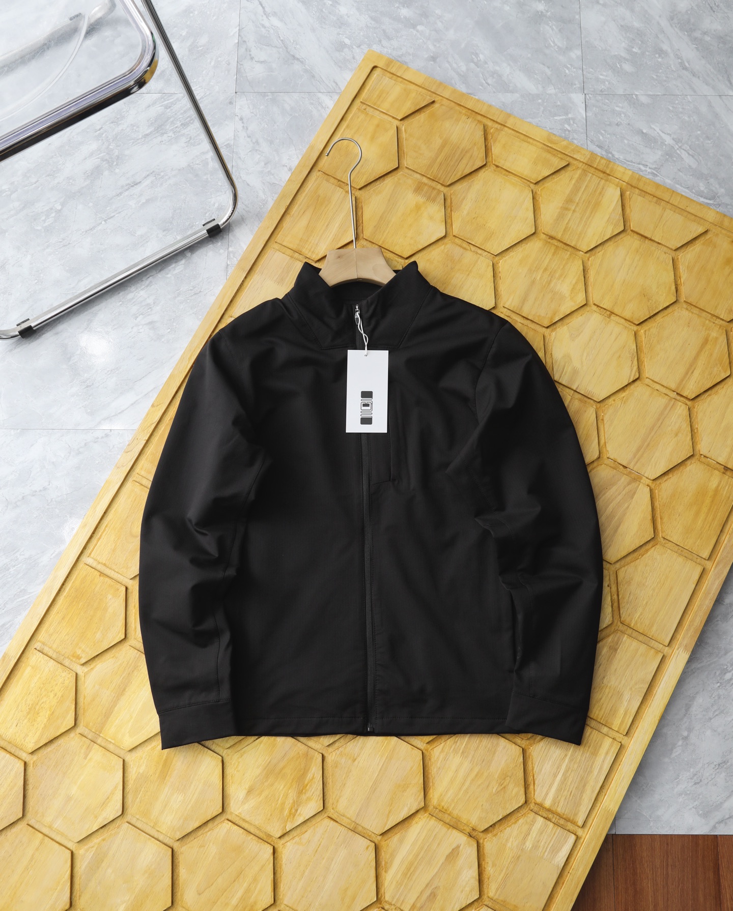 同图不同板,禁发平台版本,随意对比 💰265
lululemon —露露立领夹克 这款是决对的经典之作!“芯吸功能性”面料!
特殊的强韧亲水性再生纤维与复杂的结构!
面料:100聚酯纤维外层是竖向的提花肌理,内层是起绒线圈的均匀排布,类似于米格的形状!
有不错的厚度,但整体相当的轻盈,零压体感
手感柔软顺滑,不粗糙不生硬,兼顾骨感,穿起来相当的挺括不软塌!人工学的立领设计,前底后高的异型拼接!能够更好的贴合和修饰脖型,舒适自在不卡脖,不摩擦下巴!
全拉链闭合,同色定制,顺滑易拉,穿脱更方便!
胸前隐藏拉链袋,两侧也是贴缝的隐藏拉链带,整体很是简洁大方!
清清爽爽的风格,更显百搭不累赘,储物安全性更高!
3D立体裁剪,整体是偏阔版的设计
丝毫不挑剔身材体型,灵活自在,很松弛利落的休闲感!
日常休闲、轻商务、城市通勤、运动跑步都是OK的
走线细节精益求精,无线头无跳针,放心穿!
颜色:黑色 杏色
尺码M—2XL
M肩宽46胸围110衣长68袖长62
L肩宽48胸围114衣长70袖长64
XL肩宽50胸围118衣长72袖长66
2XL肩宽52胸围122衣长74袖长68