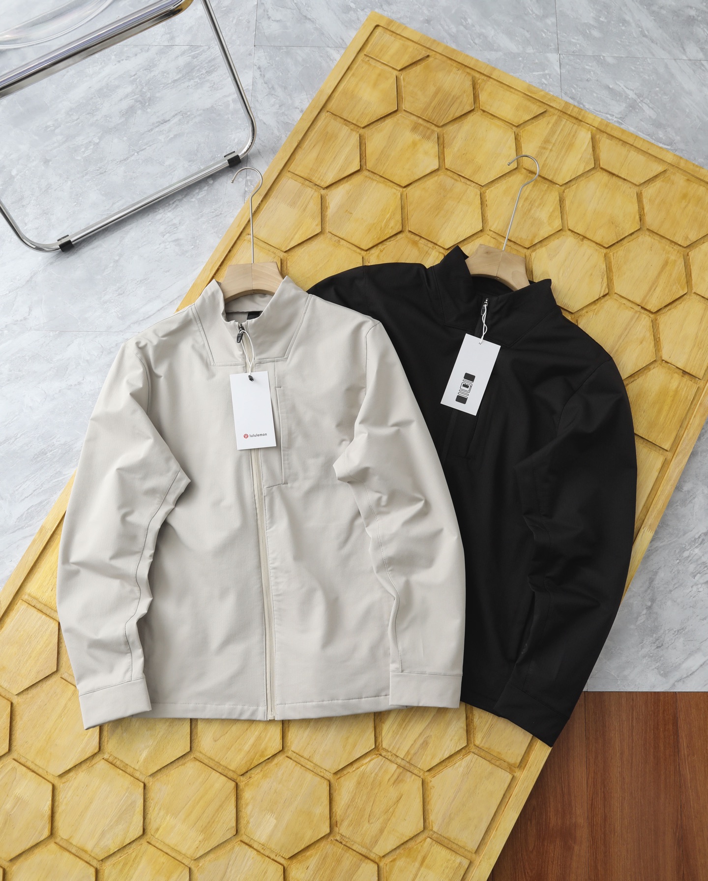 同图不同板,禁发平台版本,随意对比 💰265
lululemon —露露立领夹克 这款是决对的经典之作!“芯吸功能性”面料!
特殊的强韧亲水性再生纤维与复杂的结构!
面料:100聚酯纤维外层是竖向的提花肌理,内层是起绒线圈的均匀排布,类似于米格的形状!
有不错的厚度,但整体相当的轻盈,零压体感
手感柔软顺滑,不粗糙不生硬,兼顾骨感,穿起来相当的挺括不软塌!人工学的立领设计,前底后高的异型拼接!能够更好的贴合和修饰脖型,舒适自在不卡脖,不摩擦下巴!
全拉链闭合,同色定制,顺滑易拉,穿脱更方便!
胸前隐藏拉链袋,两侧也是贴缝的隐藏拉链带,整体很是简洁大方!
清清爽爽的风格,更显百搭不累赘,储物安全性更高!
3D立体裁剪,整体是偏阔版的设计
丝毫不挑剔身材体型,灵活自在,很松弛利落的休闲感!
日常休闲、轻商务、城市通勤、运动跑步都是OK的
走线细节精益求精,无线头无跳针,放心穿!
颜色:黑色 杏色
尺码M—2XL
M肩宽46胸围110衣长68袖长62
L肩宽48胸围114衣长70袖长64
XL肩宽50胸围118衣长72袖长66
2XL肩宽52胸围122衣长74袖长68