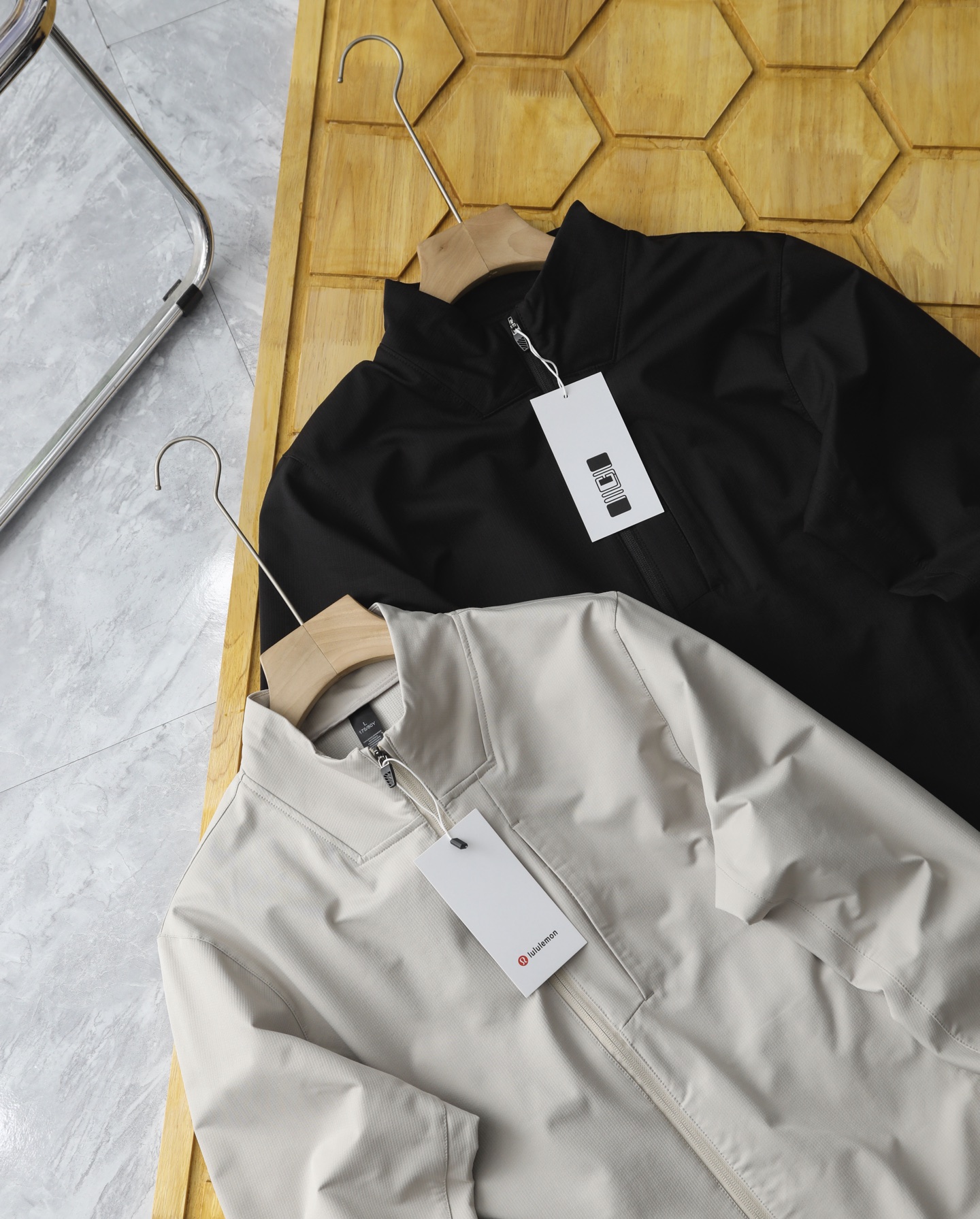 同图不同板,禁发平台版本,随意对比 💰265
lululemon —露露立领夹克 这款是决对的经典之作!“芯吸功能性”面料!
特殊的强韧亲水性再生纤维与复杂的结构!
面料:100聚酯纤维外层是竖向的提花肌理,内层是起绒线圈的均匀排布,类似于米格的形状!
有不错的厚度,但整体相当的轻盈,零压体感
手感柔软顺滑,不粗糙不生硬,兼顾骨感,穿起来相当的挺括不软塌!人工学的立领设计,前底后高的异型拼接!能够更好的贴合和修饰脖型,舒适自在不卡脖,不摩擦下巴!
全拉链闭合,同色定制,顺滑易拉,穿脱更方便!
胸前隐藏拉链袋,两侧也是贴缝的隐藏拉链带,整体很是简洁大方!
清清爽爽的风格,更显百搭不累赘,储物安全性更高!
3D立体裁剪,整体是偏阔版的设计
丝毫不挑剔身材体型,灵活自在,很松弛利落的休闲感!
日常休闲、轻商务、城市通勤、运动跑步都是OK的
走线细节精益求精,无线头无跳针,放心穿!
颜色:黑色 杏色
尺码M—2XL
M肩宽46胸围110衣长68袖长62
L肩宽48胸围114衣长70袖长64
XL肩宽50胸围118衣长72袖长66
2XL肩宽52胸围122衣长74袖长68