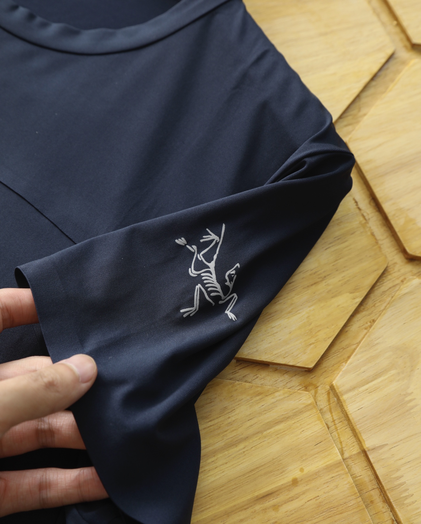 💰120包邮
ARC'TERYX—始祖鸟户外全身无缝压胶 弹力 吸湿排汗 透气速干短袖T恤
面料采用吸湿排汗纱线,再加上格子肌理有利于空气流通,进一步加强面料的速干效果 垂感性好和出色的弹力让衣服的舒适度再上一层楼 全身无缝压胶工艺 一根线都没有缝,无针孔 全部裁片都用压胶工艺拼接而成 压缩性好,收纳占空间小,可作为紧急备用衣出色的弹性,适合各种体型,舒适感很好垂感+冰凉体感,让你无惧炎热夏日.
颜色:黑色 藏蓝色 卡其色
尺码M—3XL
M:连肩袖 36 胸围100 衣长66
L:连肩袖37 胸围104 衣长68
XL:连肩袖38 胸围108 衣长70
2XL:连肩袖39 胸围112 衣长72
3XL:连肩袖40 胸围116 衣长74