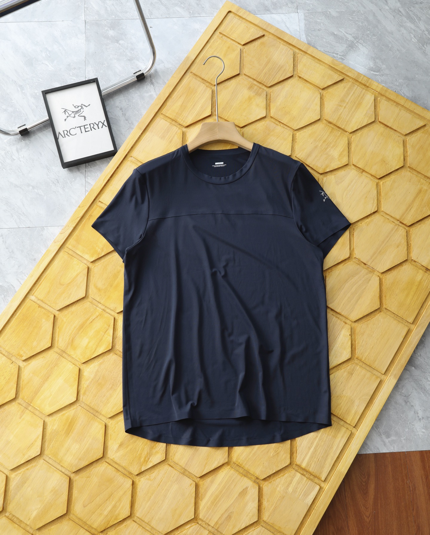 💰120包邮
ARC'TERYX—始祖鸟户外全身无缝压胶 弹力 吸湿排汗 透气速干短袖T恤
面料采用吸湿排汗纱线,再加上格子肌理有利于空气流通,进一步加强面料的速干效果 垂感性好和出色的弹力让衣服的舒适度再上一层楼 全身无缝压胶工艺 一根线都没有缝,无针孔 全部裁片都用压胶工艺拼接而成 压缩性好,收纳占空间小,可作为紧急备用衣出色的弹性,适合各种体型,舒适感很好垂感+冰凉体感,让你无惧炎热夏日.
颜色:黑色 藏蓝色 卡其色
尺码M—3XL
M:连肩袖 36 胸围100 衣长66
L:连肩袖37 胸围104 衣长68
XL:连肩袖38 胸围108 衣长70
2XL:连肩袖39 胸围112 衣长72
3XL:连肩袖40 胸围116 衣长74