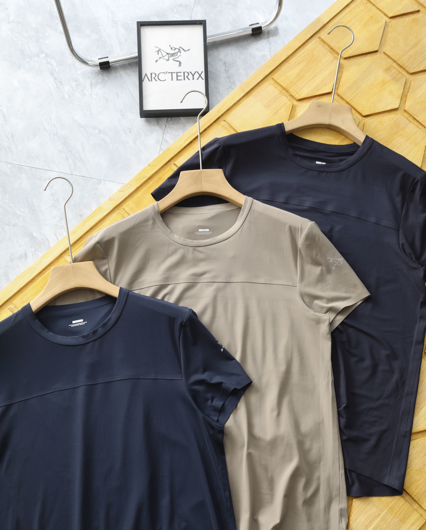 💰120包邮
ARC'TERYX—始祖鸟户外全身无缝压胶 弹力 吸湿排汗 透气速干短袖T恤
面料采用吸湿排汗纱线,再加上格子肌理有利于空气流通,进一步加强面料的速干效果 垂感性好和出色的弹力让衣服的舒适度再上一层楼 全身无缝压胶工艺 一根线都没有缝,无针孔 全部裁片都用压胶工艺拼接而成 压缩性好,收纳占空间小,可作为紧急备用衣出色的弹性,适合各种体型,舒适感很好垂感+冰凉体感,让你无惧炎热夏日.
颜色:黑色 藏蓝色 卡其色
尺码M—3XL
M:连肩袖 36 胸围100 衣长66
L:连肩袖37 胸围104 衣长68
XL:连肩袖38 胸围108 衣长70
2XL:连肩袖39 胸围112 衣长72
3XL:连肩袖40 胸围116 衣长74