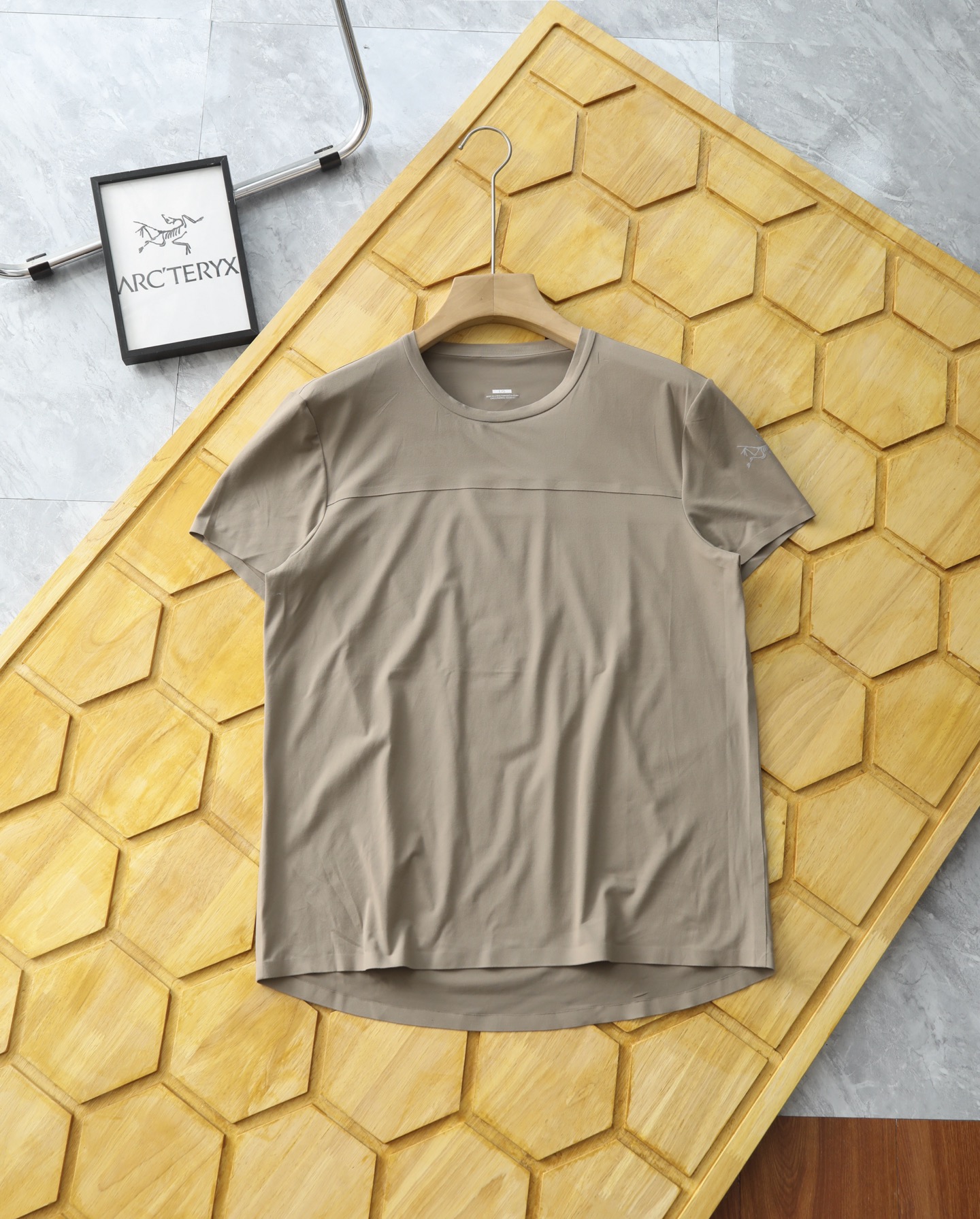 💰120包邮
ARC'TERYX—始祖鸟户外全身无缝压胶 弹力 吸湿排汗 透气速干短袖T恤
面料采用吸湿排汗纱线,再加上格子肌理有利于空气流通,进一步加强面料的速干效果 垂感性好和出色的弹力让衣服的舒适度再上一层楼 全身无缝压胶工艺 一根线都没有缝,无针孔 全部裁片都用压胶工艺拼接而成 压缩性好,收纳占空间小,可作为紧急备用衣出色的弹性,适合各种体型,舒适感很好垂感+冰凉体感,让你无惧炎热夏日.
颜色:黑色 藏蓝色 卡其色
尺码M—3XL
M:连肩袖 36 胸围100 衣长66
L:连肩袖37 胸围104 衣长68
XL:连肩袖38 胸围108 衣长70
2XL:连肩袖39 胸围112 衣长72
3XL:连肩袖40 胸围116 衣长74