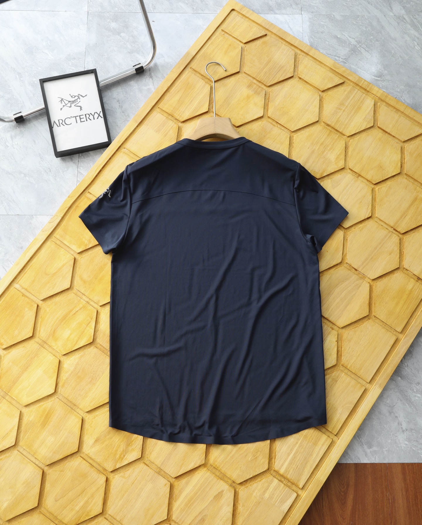 💰120包邮
ARC'TERYX—始祖鸟户外全身无缝压胶 弹力 吸湿排汗 透气速干短袖T恤
面料采用吸湿排汗纱线,再加上格子肌理有利于空气流通,进一步加强面料的速干效果 垂感性好和出色的弹力让衣服的舒适度再上一层楼 全身无缝压胶工艺 一根线都没有缝,无针孔 全部裁片都用压胶工艺拼接而成 压缩性好,收纳占空间小,可作为紧急备用衣出色的弹性,适合各种体型,舒适感很好垂感+冰凉体感,让你无惧炎热夏日.
颜色:黑色 藏蓝色 卡其色
尺码M—3XL
M:连肩袖 36 胸围100 衣长66
L:连肩袖37 胸围104 衣长68
XL:连肩袖38 胸围108 衣长70
2XL:连肩袖39 胸围112 衣长72
3XL:连肩袖40 胸围116 衣长74