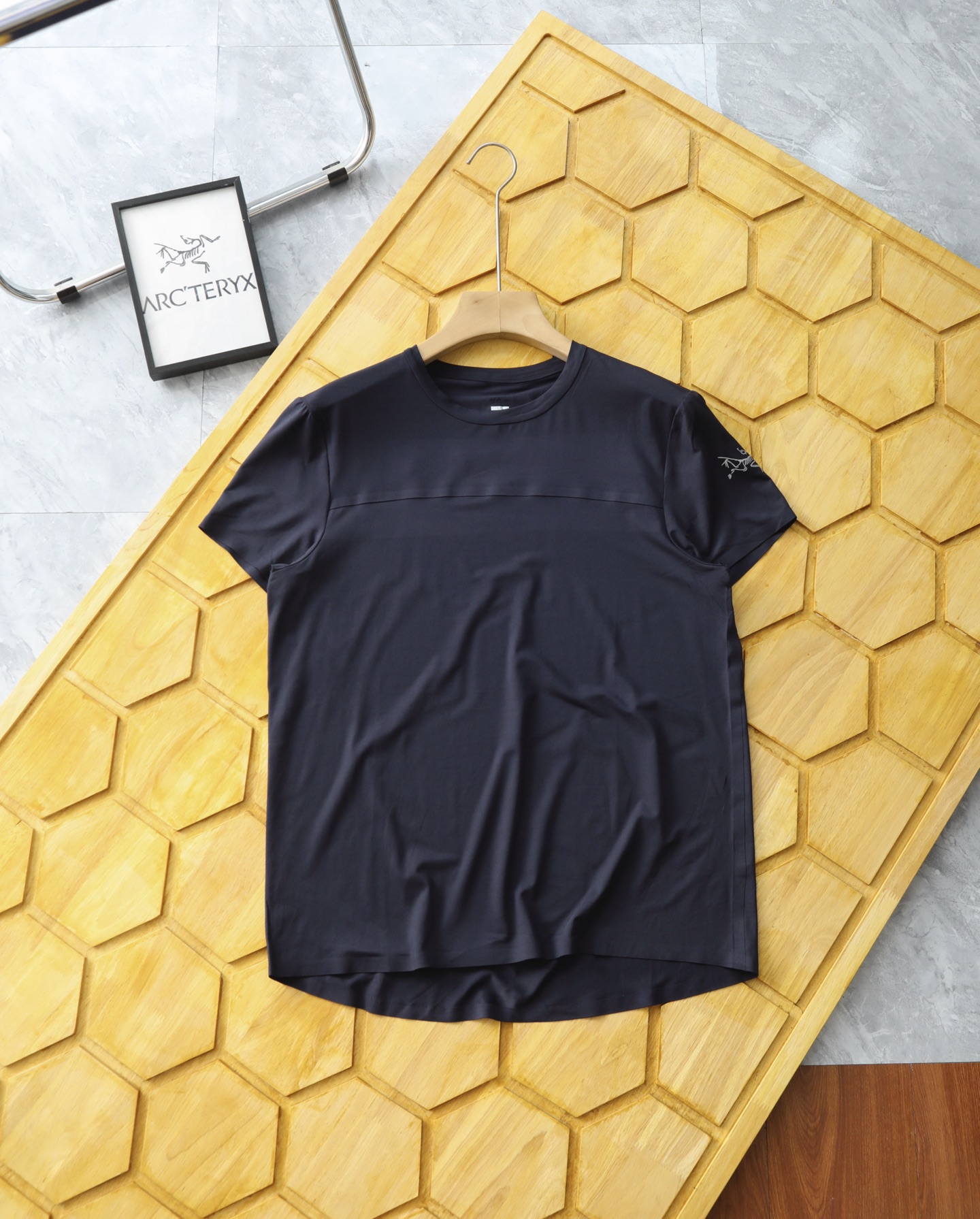 💰120包邮
ARC'TERYX—始祖鸟户外全身无缝压胶 弹力 吸湿排汗 透气速干短袖T恤
面料采用吸湿排汗纱线,再加上格子肌理有利于空气流通,进一步加强面料的速干效果 垂感性好和出色的弹力让衣服的舒适度再上一层楼 全身无缝压胶工艺 一根线都没有缝,无针孔 全部裁片都用压胶工艺拼接而成 压缩性好,收纳占空间小,可作为紧急备用衣出色的弹性,适合各种体型,舒适感很好垂感+冰凉体感,让你无惧炎热夏日.
颜色:黑色 藏蓝色 卡其色
尺码M—3XL
M:连肩袖 36 胸围100 衣长66
L:连肩袖37 胸围104 衣长68
XL:连肩袖38 胸围108 衣长70
2XL:连肩袖39 胸围112 衣长72
3XL:连肩袖40 胸围116 衣长74