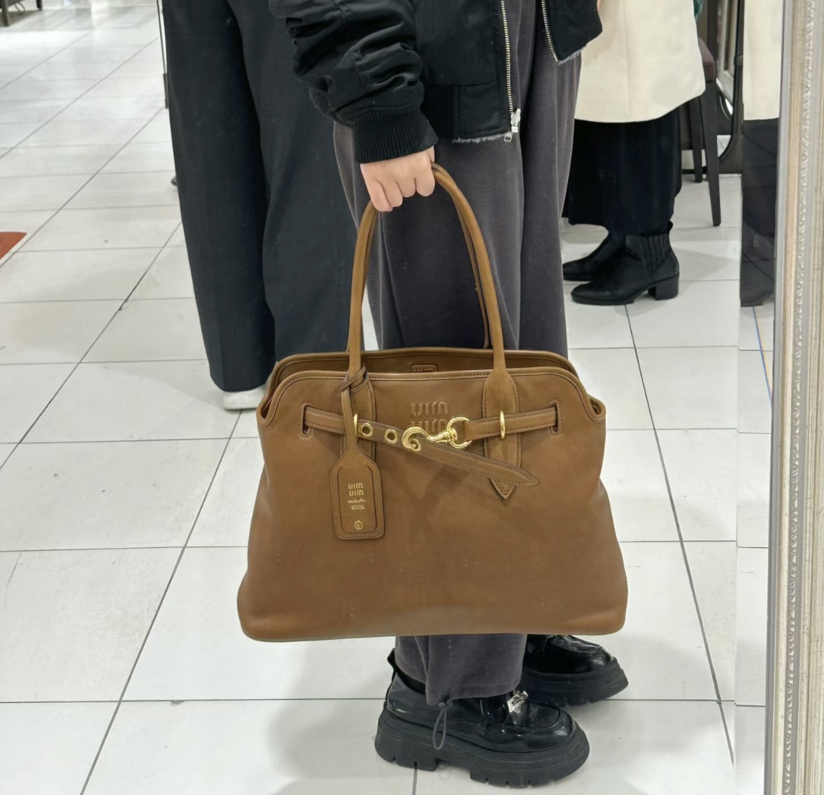 Miu Miu Miu counter real shot of upper body effect