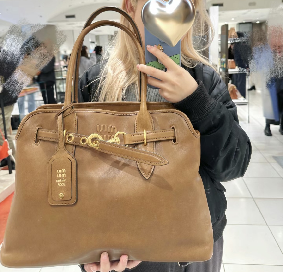 Miu Miu Miu counter real shot of upper body effect