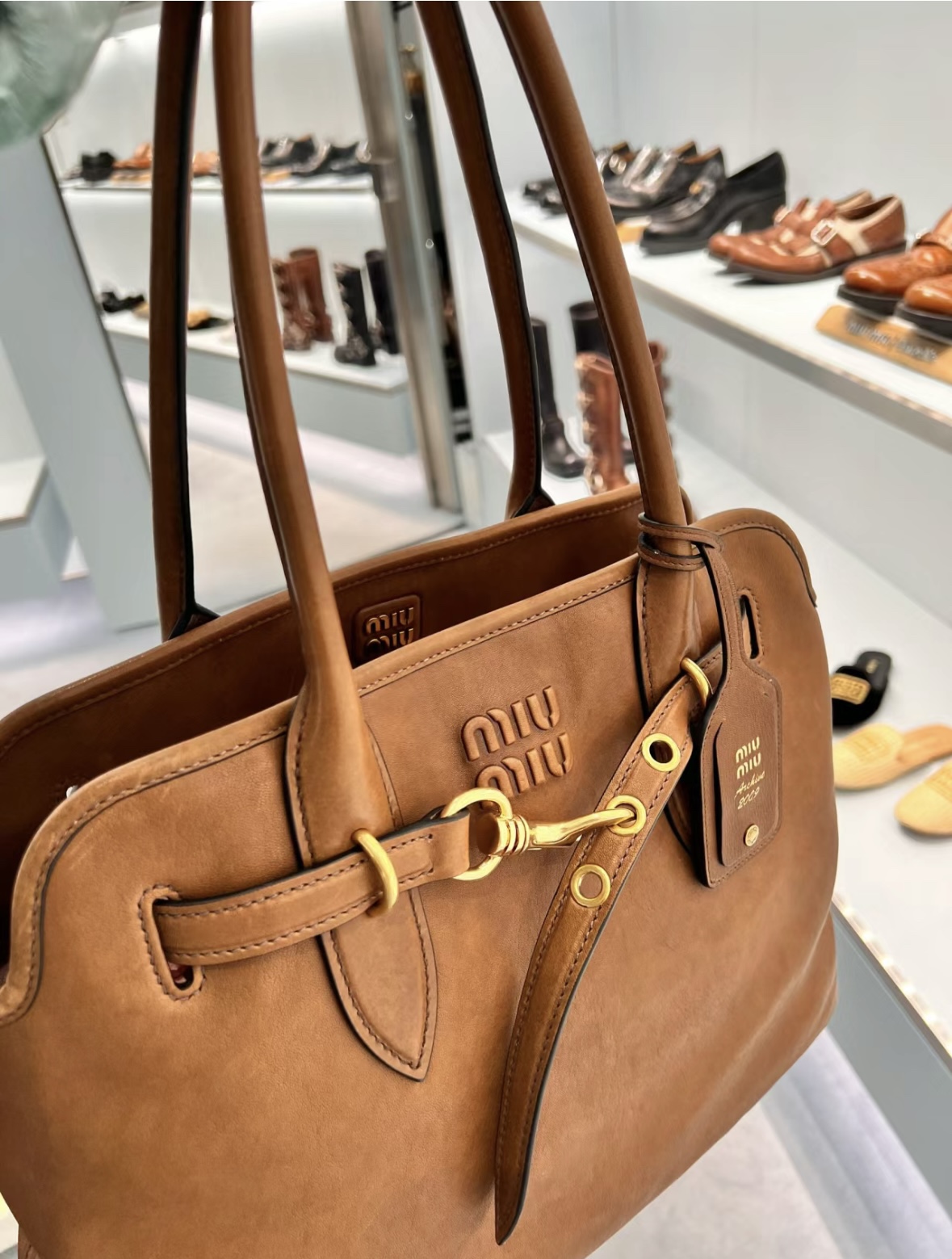Miu Miu Nappa handbag, the latest style handbag, brown is versatile