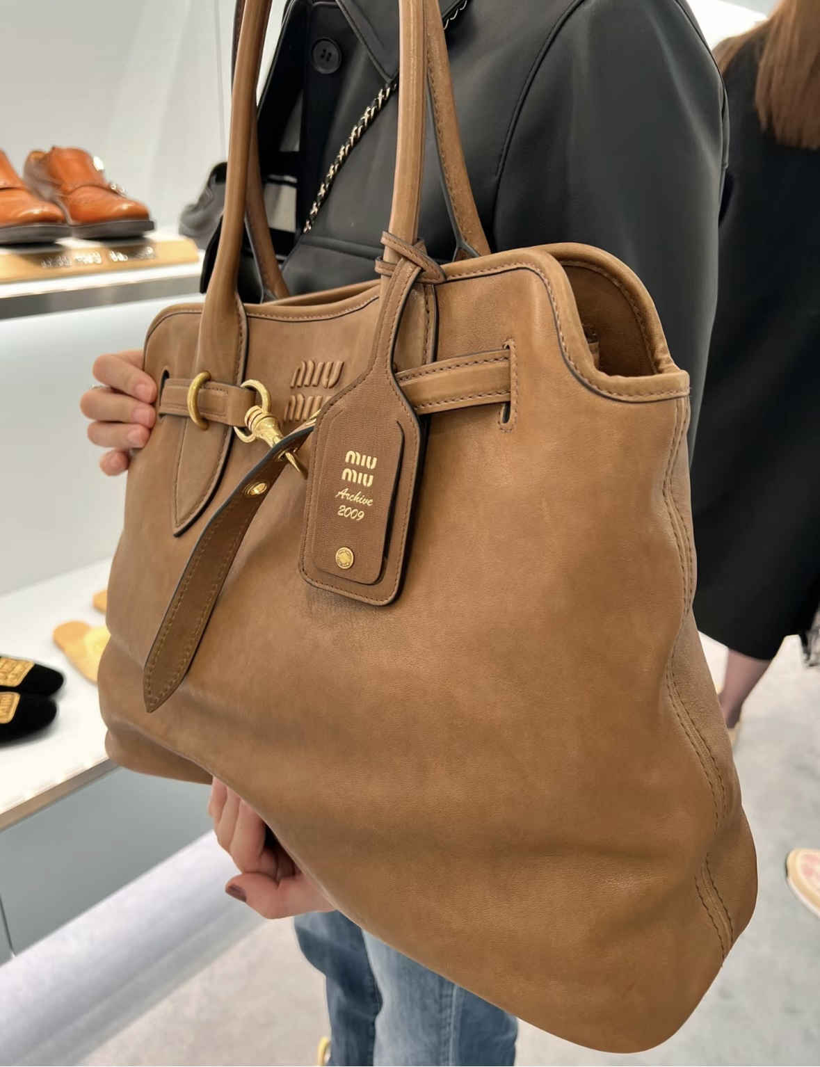 Miu Miu Nappa handbag, the latest style handbag, brown is versatile