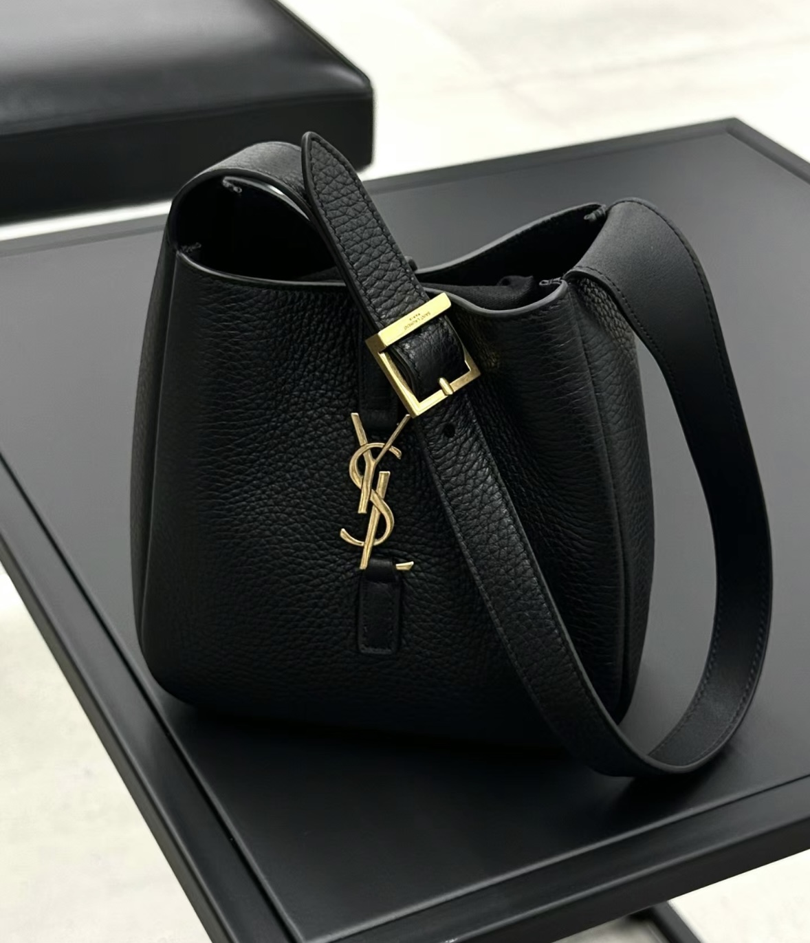 Saint Laurent So beautiful, real shots of the new MINI HOBO809461 at the counter