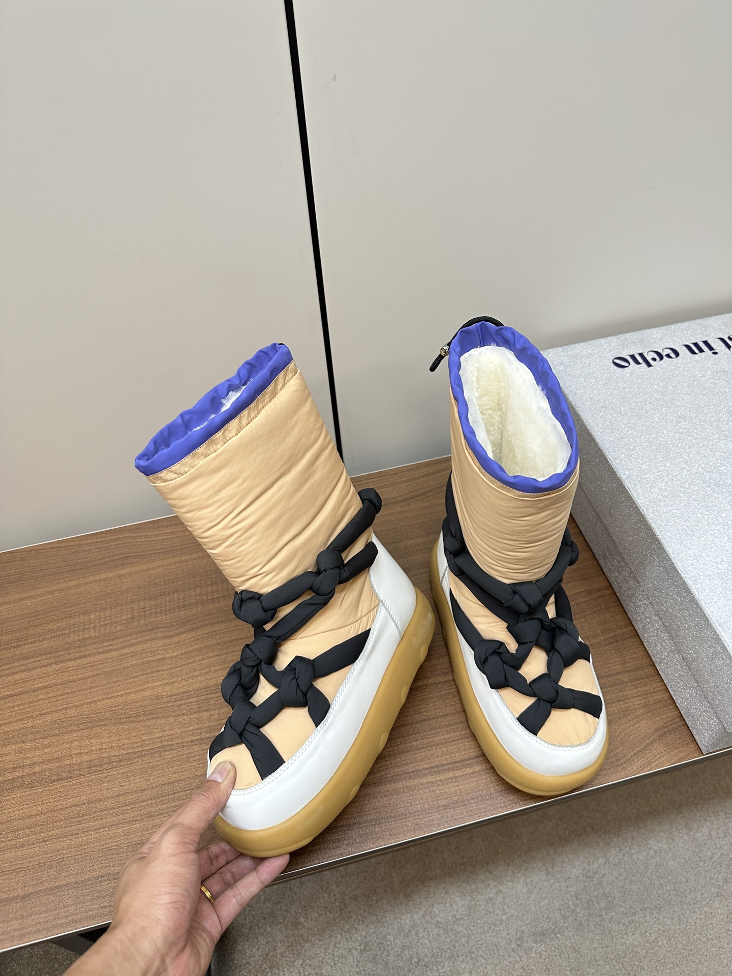 “High-Quality Designer Shoes for Brave Contemporary Women in Waterproof Velvet” - 图片 4