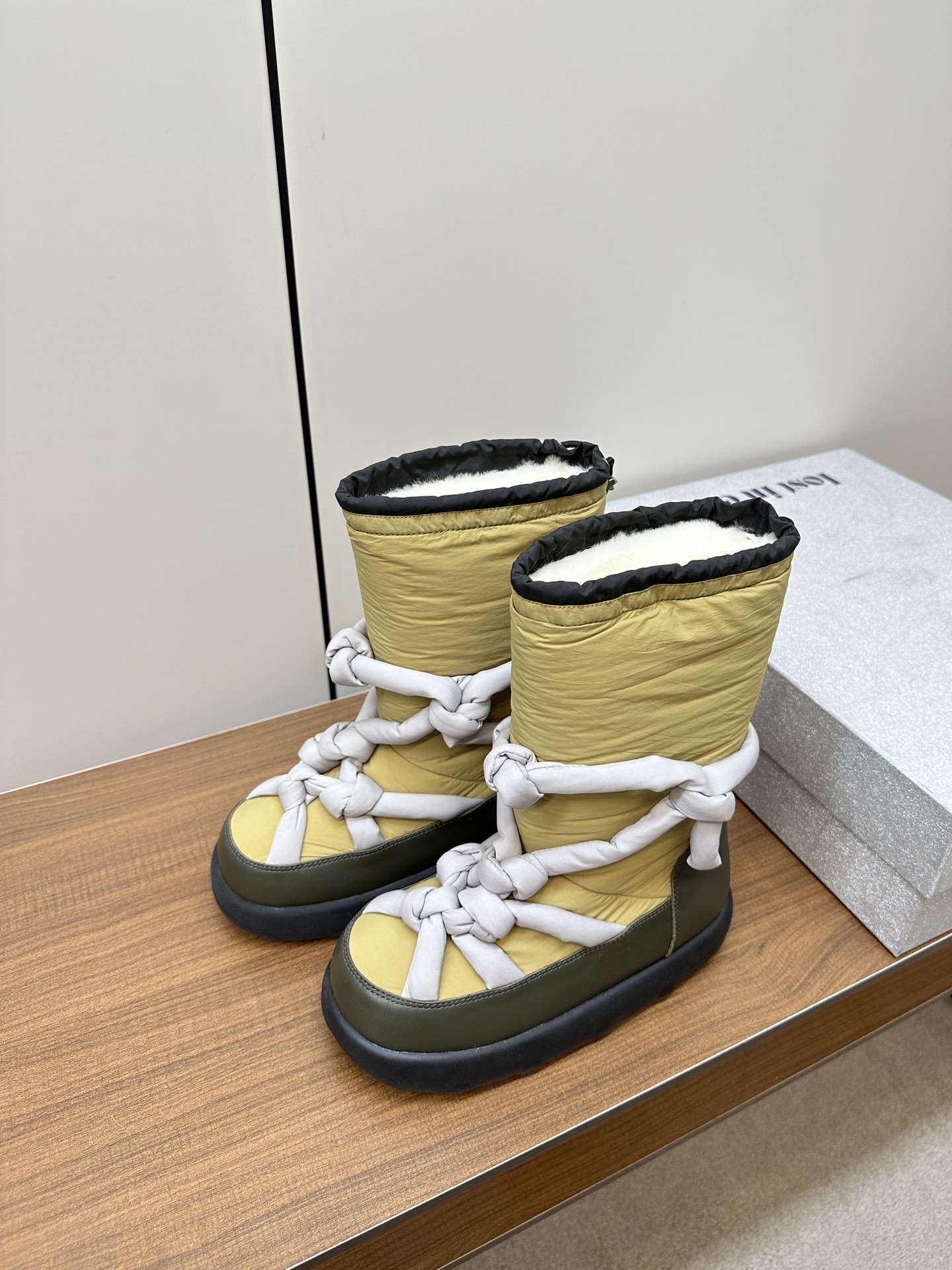 “Designer’s Fashion Shoes: Comfortable Mordon Style for Contemporary Women” - 图片 3