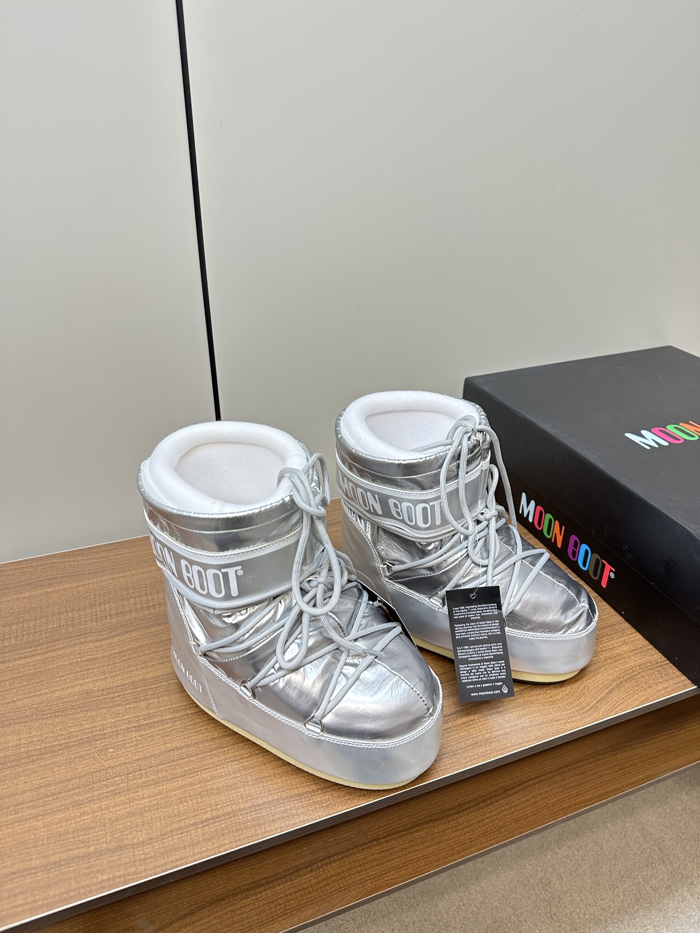 Moon Boot2023vs P775 Snow Boots: Fashionable, Comfortable, and Unique