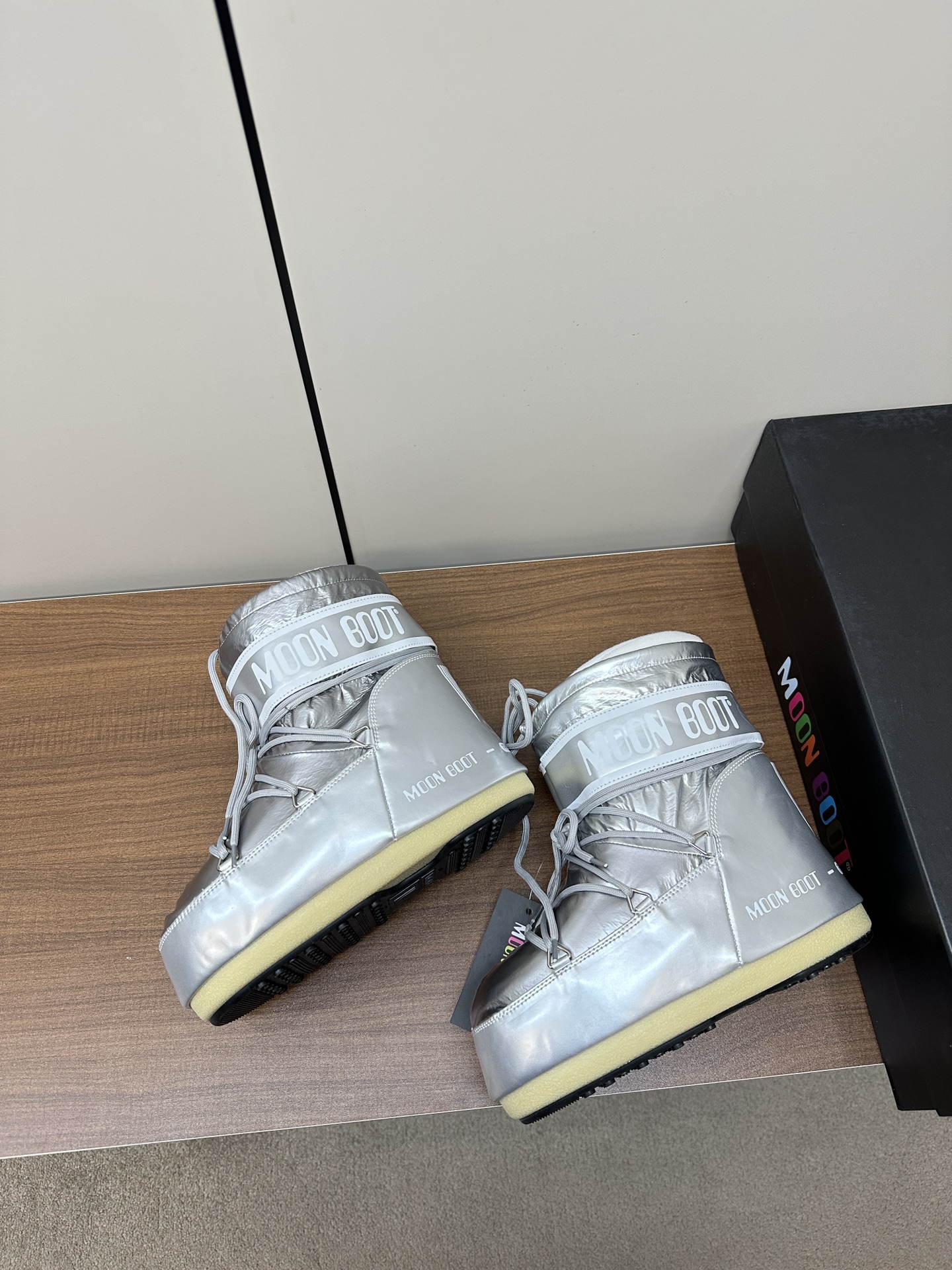 Moon Boot2023vs P775 Snow Boots: Fashionable, Comfortable, and Unique - 图片 5