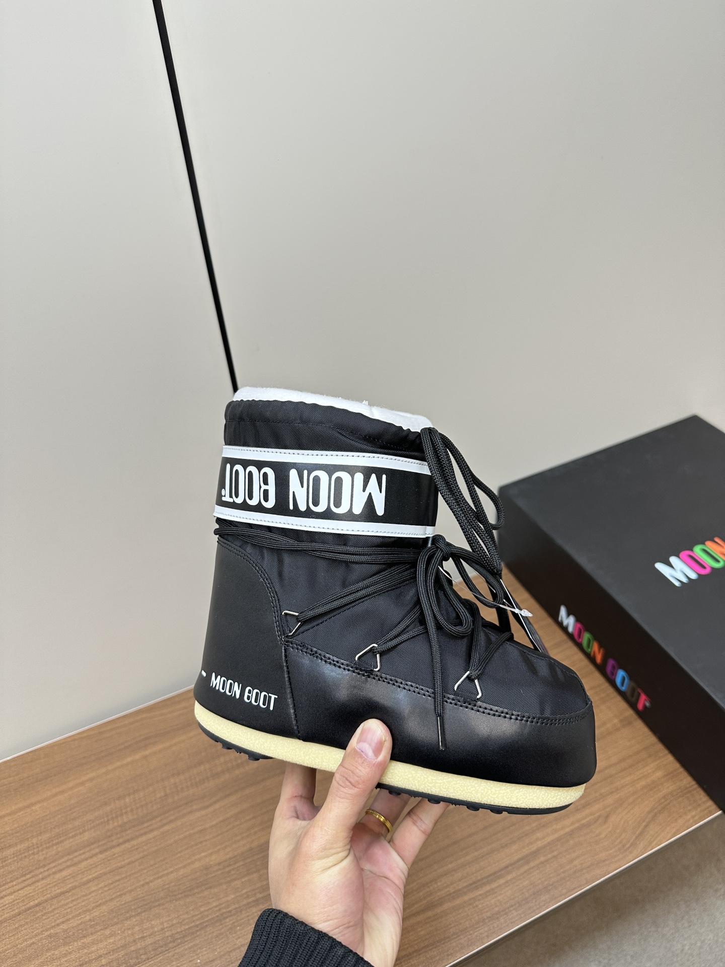 Moon Boot2023vs P775: Unusual Snow Boots Trending for Autumn/Winter Fashion - 图片 5