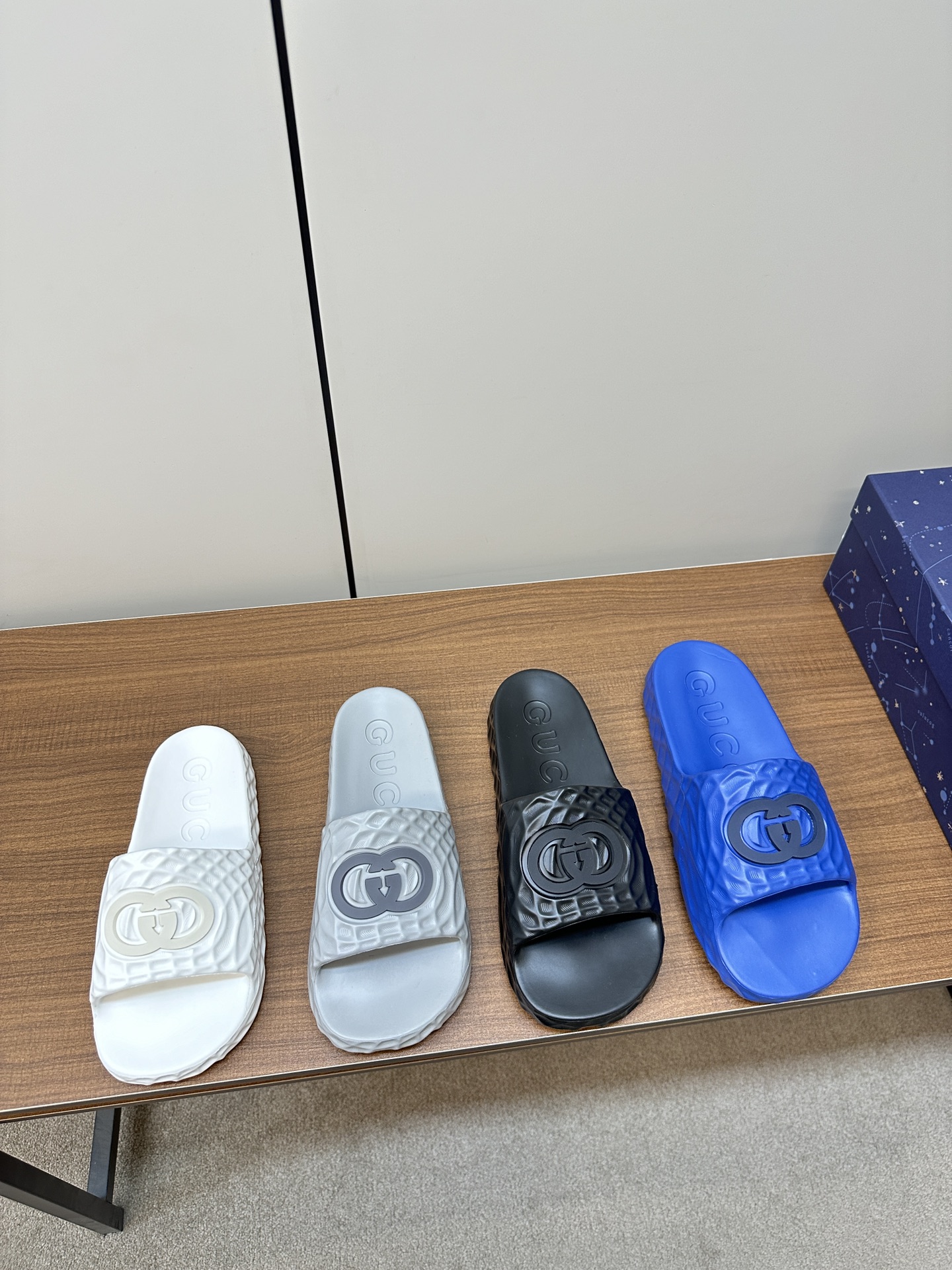 Pantuflas gucci de espuma de una pieza en cuatro colores✔️✔️