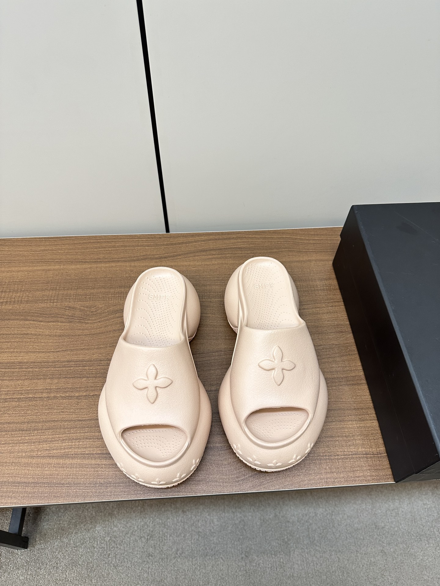 2024 Summer SMFK Thick Shoes P425: Lightweight, Flexible, Stylish Slipper with Original Rubber Bubble Material