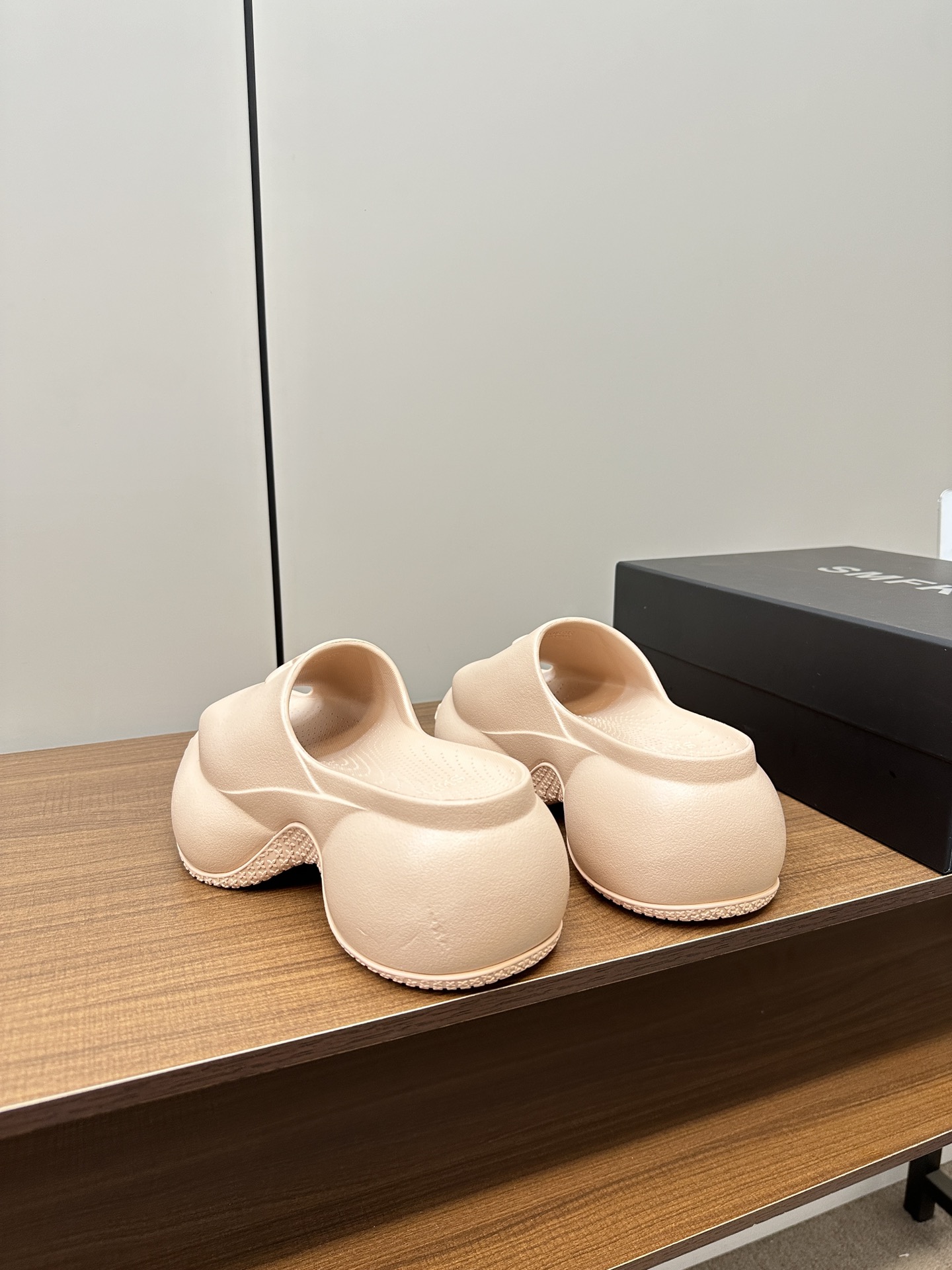 2024 Summer SMFK Thick Shoes P425: Lightweight, Flexible, Stylish Slipper with Original Rubber Bubble Material - 图片 6