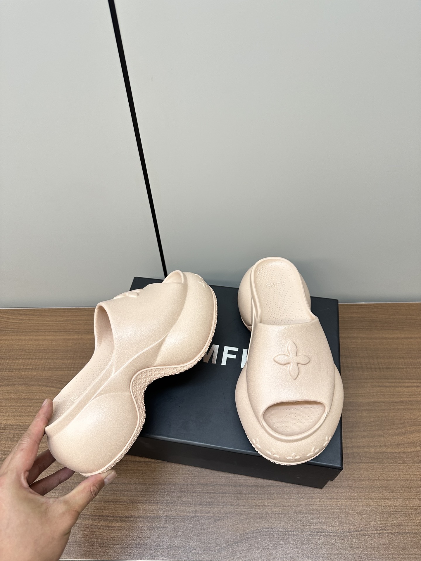 2024 Summer SMFK Thick Shoes P425: Lightweight, Flexible, Stylish Slipper with Original Rubber Bubble Material - 图片 9