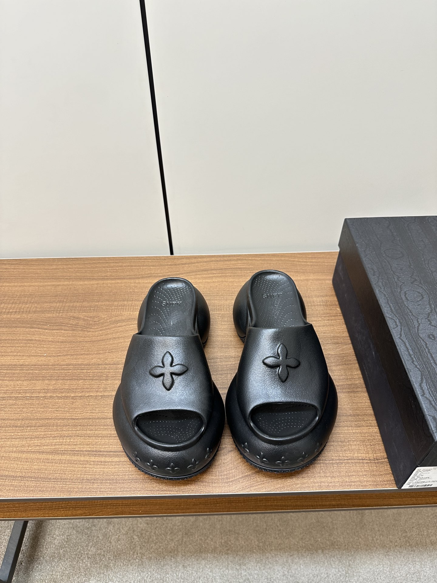 2024 Summer SMFK Thicked Shoes P425: Lightweight, Flexible, Stylish Slippers with Rubber Bubble Material