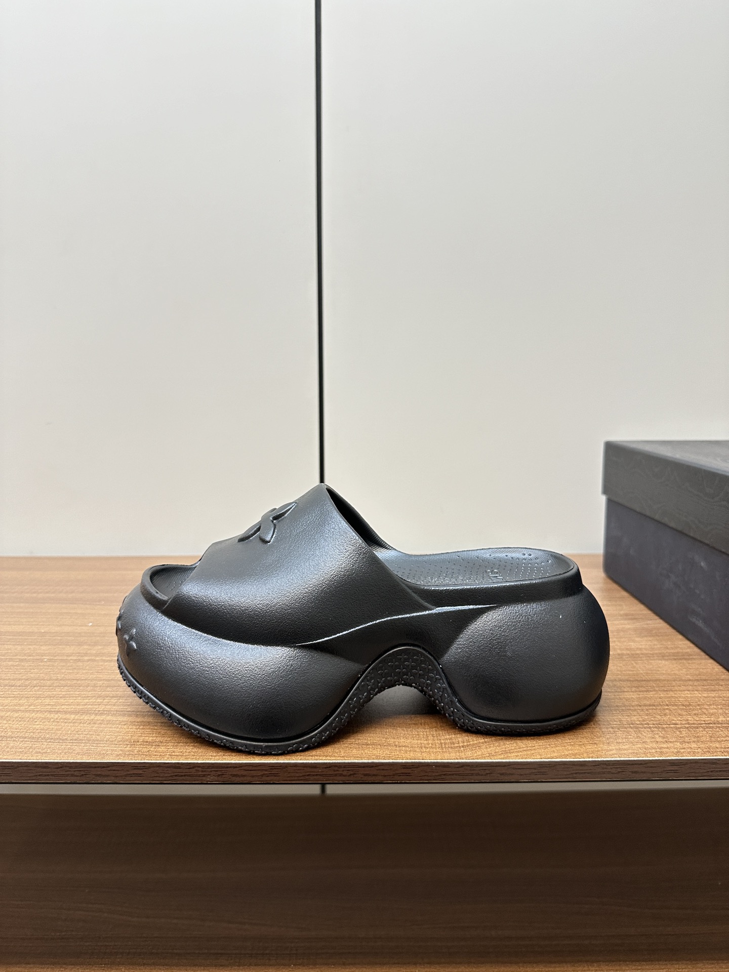 2024 Summer SMFK Thicked Shoes P425: Lightweight, Flexible, Stylish Slippers with Rubber Bubble Material - 图片 3