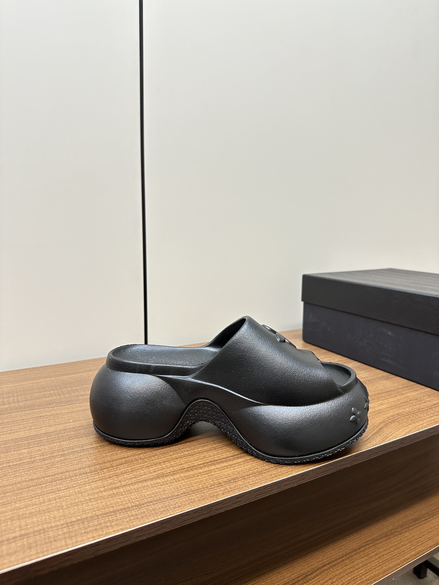 2024 Summer SMFK Thicked Shoes P425: Lightweight, Flexible, Stylish Slippers with Rubber Bubble Material - 图片 4