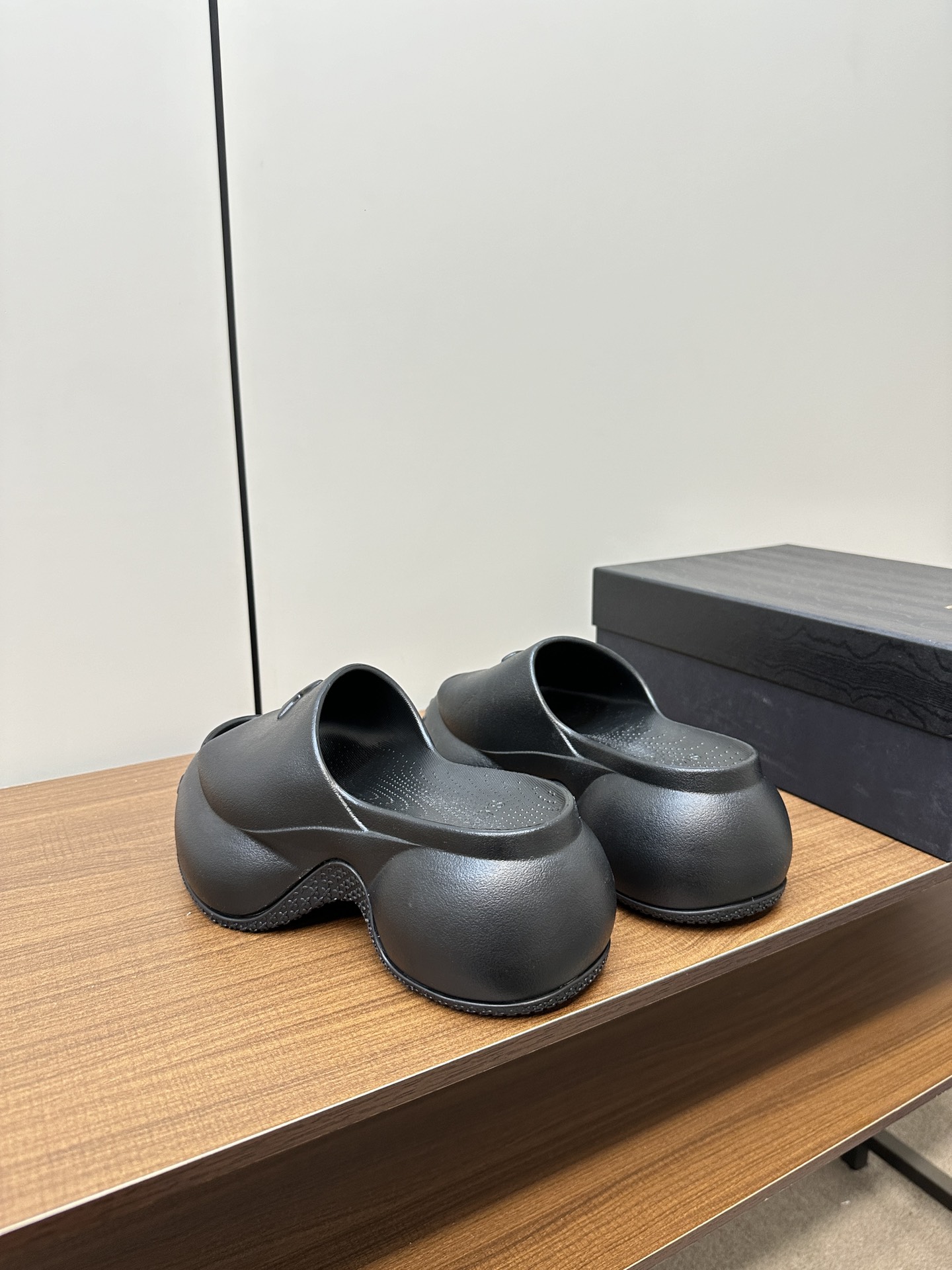 2024 Summer SMFK Thicked Shoes P425: Lightweight, Flexible, Stylish Slippers with Rubber Bubble Material - 图片 6