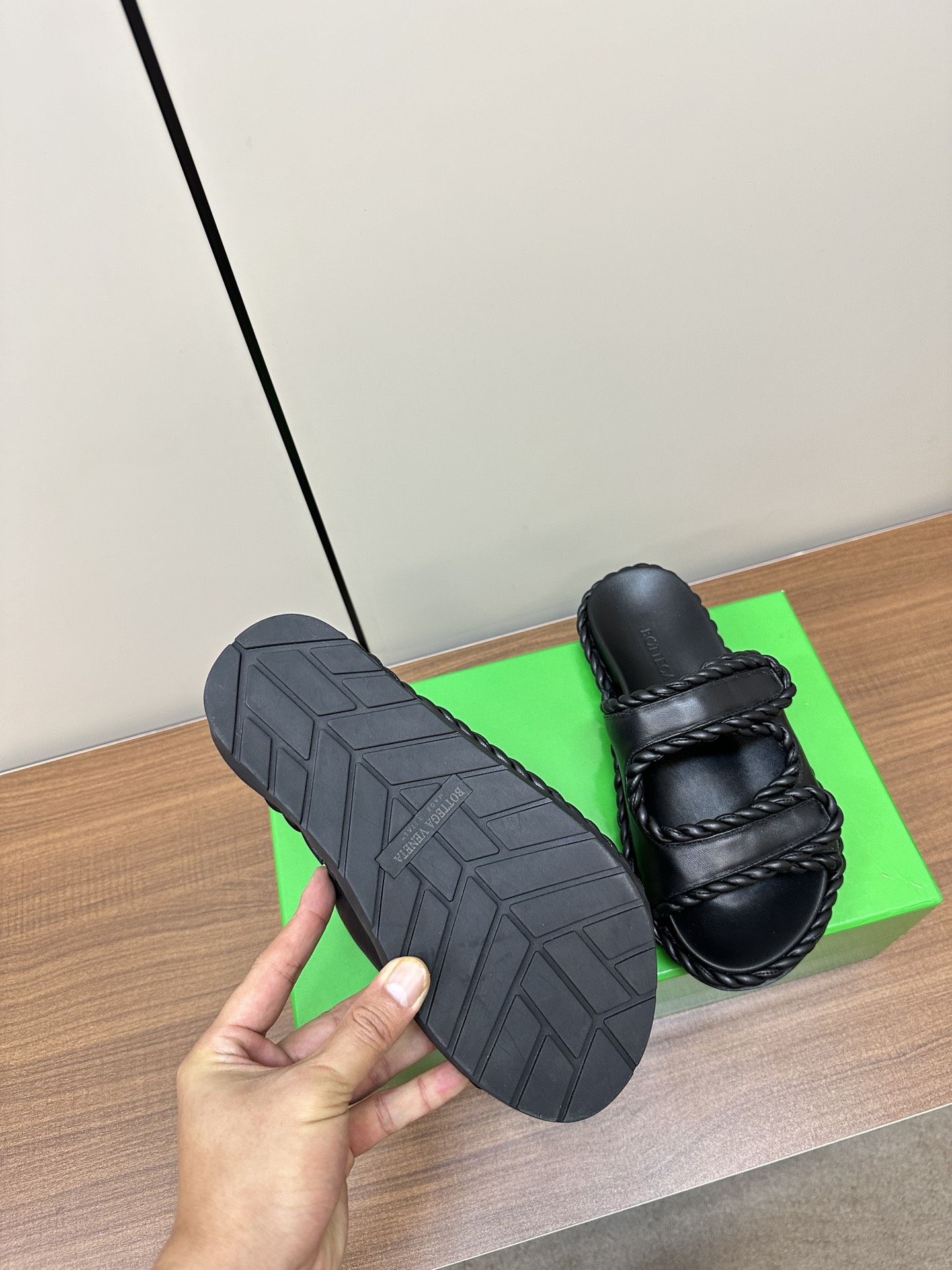 “Bottega Veneta Sandals: Stylish, Visible, and Fashionable Options for Women” - 图片 8