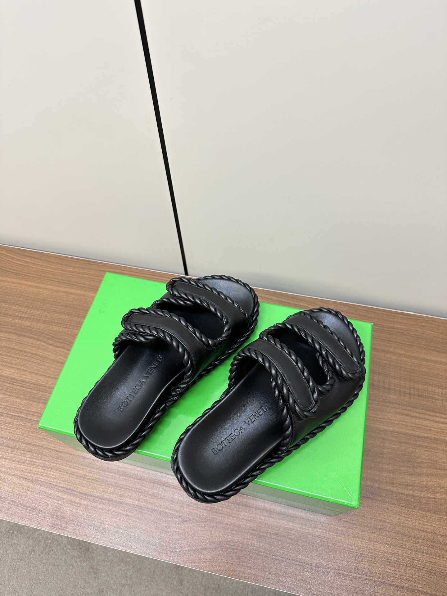 “Bottega Veneta Sandals: Stylish, Visible, and Fashionable Options for Women” - 图片 7