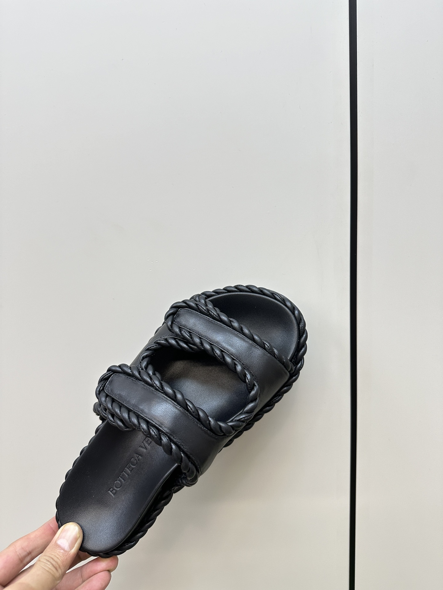 “Bottega Veneta Sandals: Stylish, Visible, and Fashionable Options for Women” - 图片 9