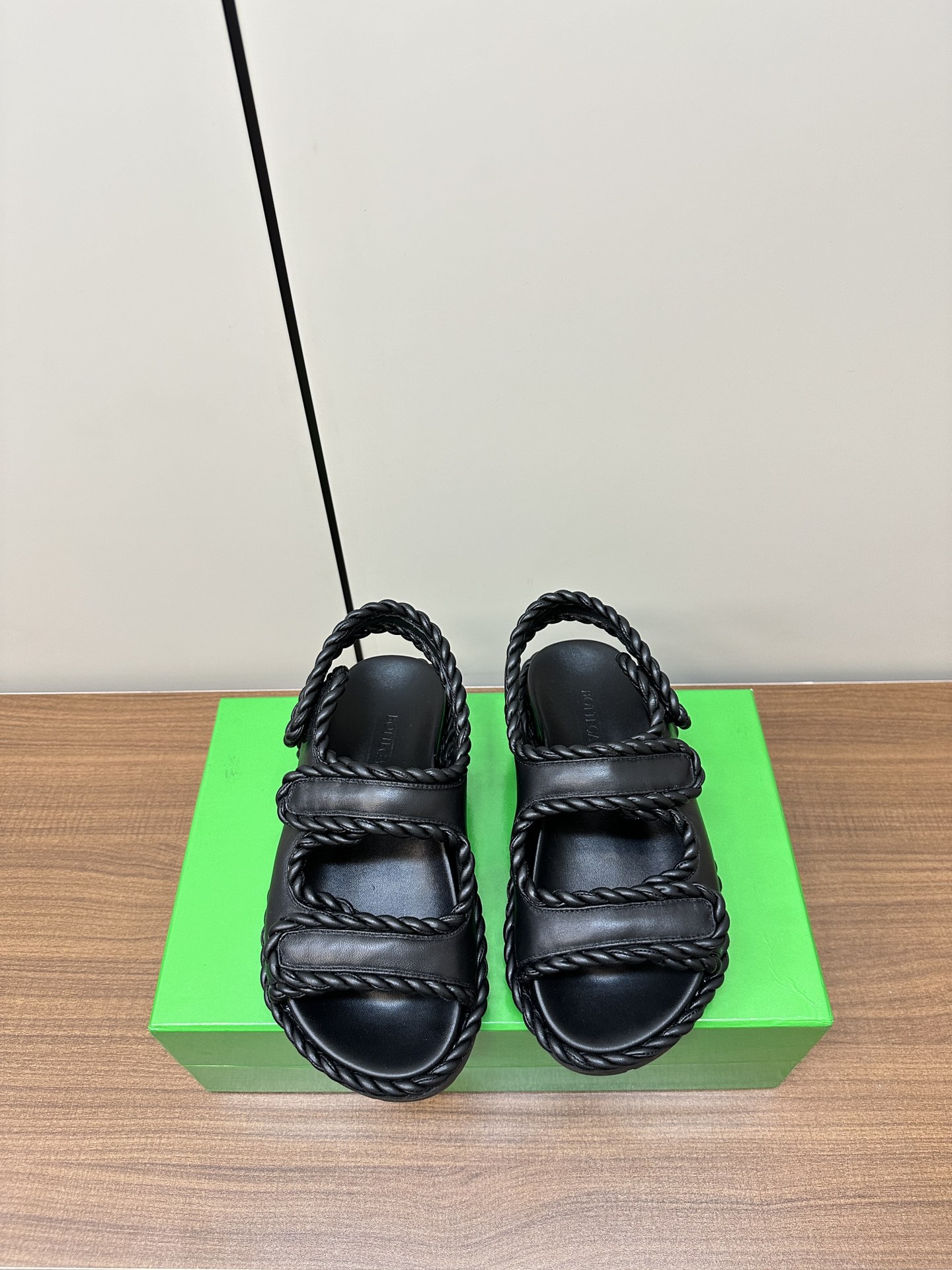 “Bottega Veneta Sandals: Stylish, Visible, and Fashionable Options for Women” - 图片 1