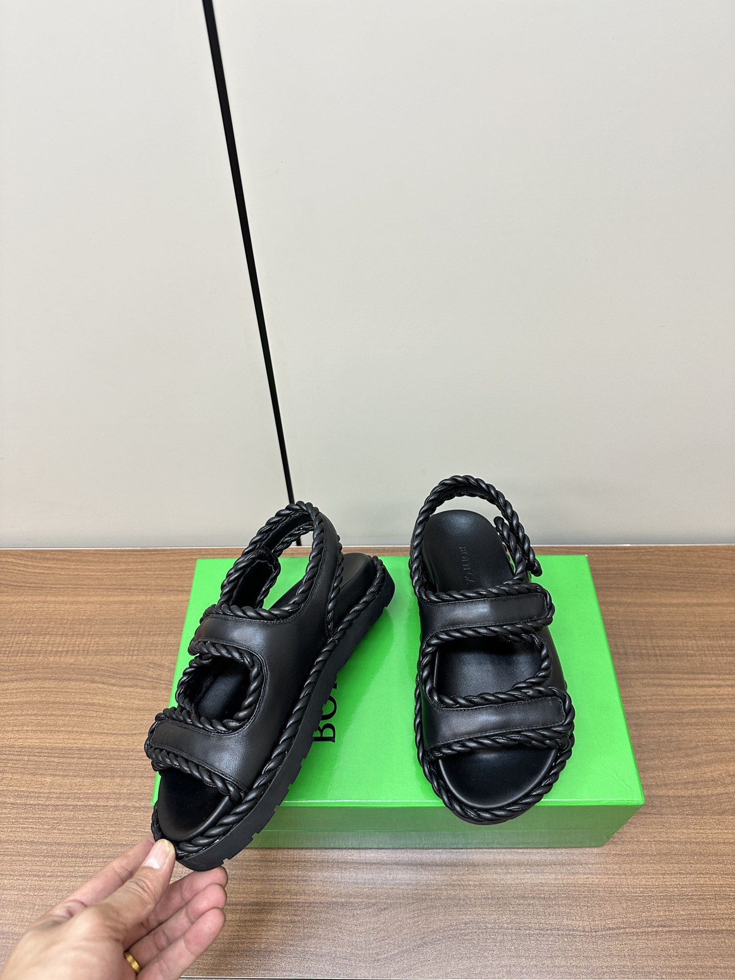 “Bottega Veneta Sandals: Stylish, Visible, and Fashionable Options for Women” - 图片 6