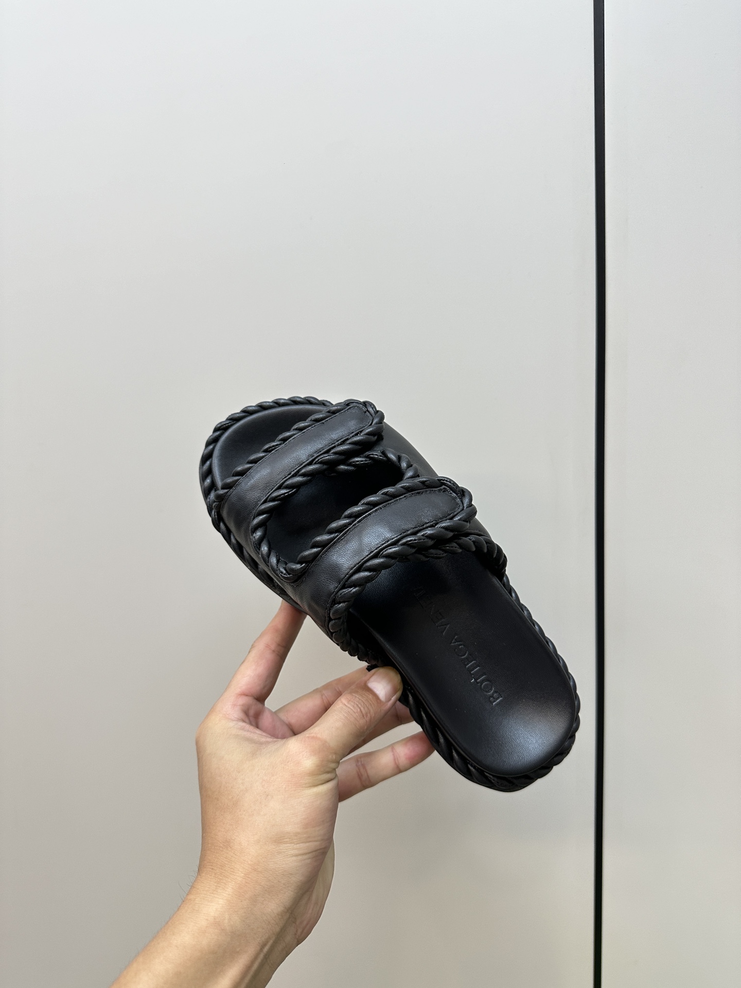 “Bottega Veneta Sandals: Stylish, Visible, and Fashionable Options for Women” - 图片 5