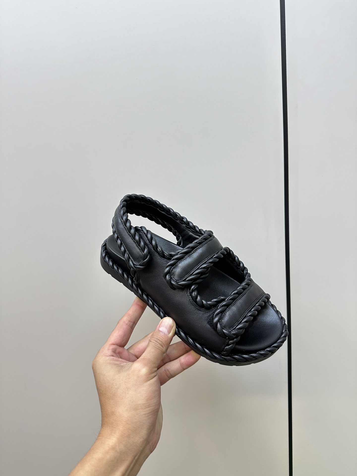 “Bottega Veneta Sandals: Stylish, Visible, and Fashionable Options for Women” - 图片 4