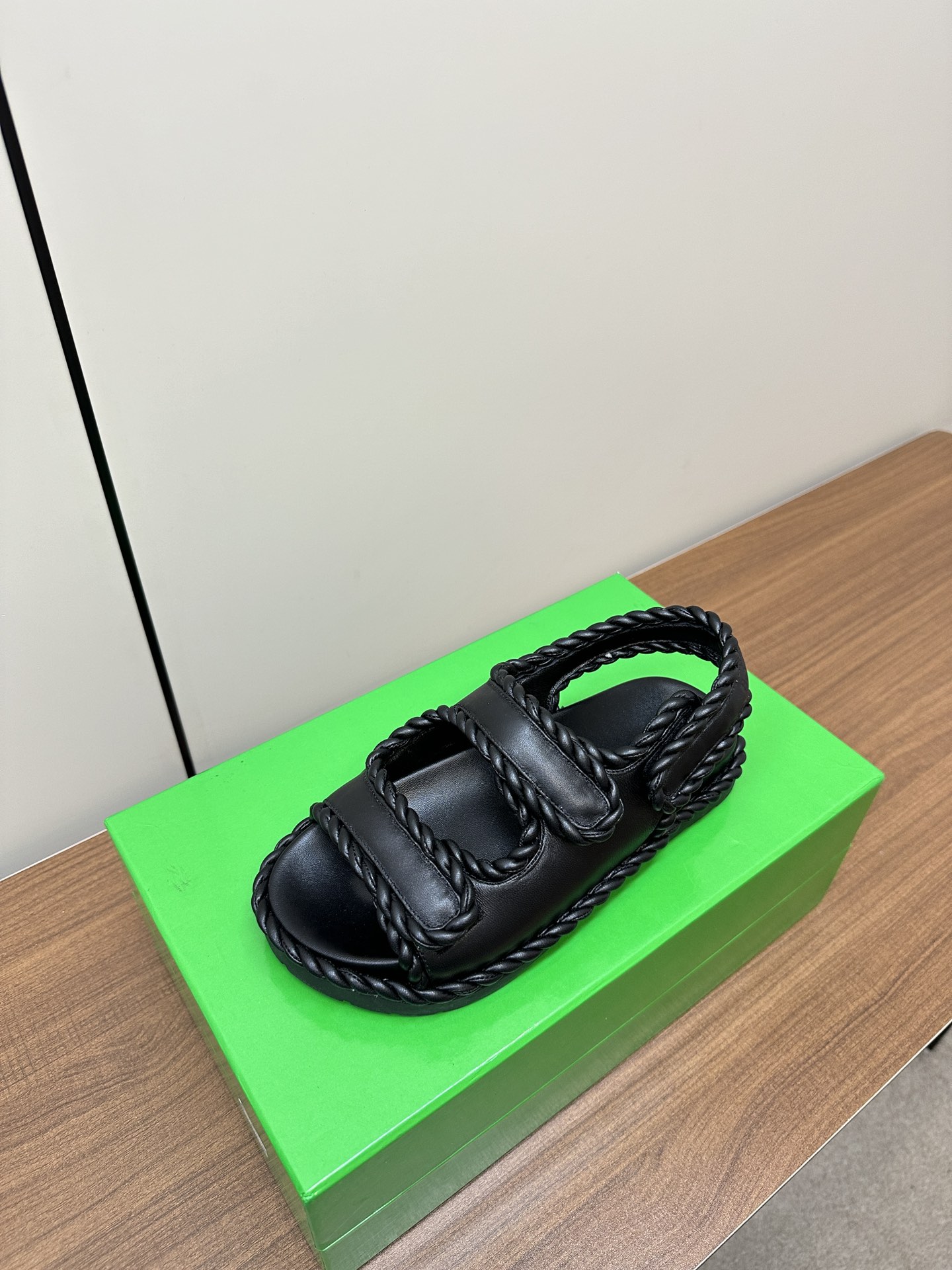 “Bottega Veneta Sandals: Stylish, Visible, and Fashionable Options for Women” - 图片 3