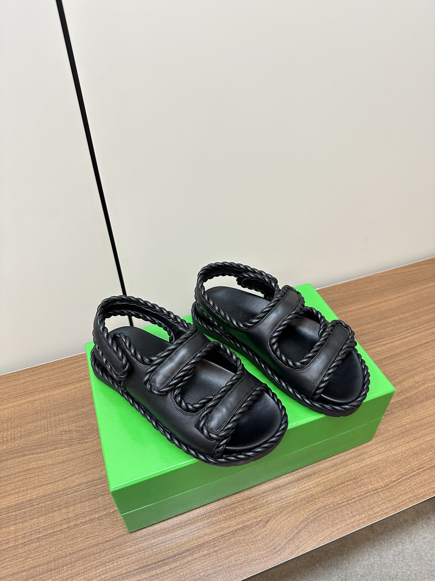 “Bottega Veneta Sandals: Stylish, Visible, and Fashionable Options for Women” - 图片 2