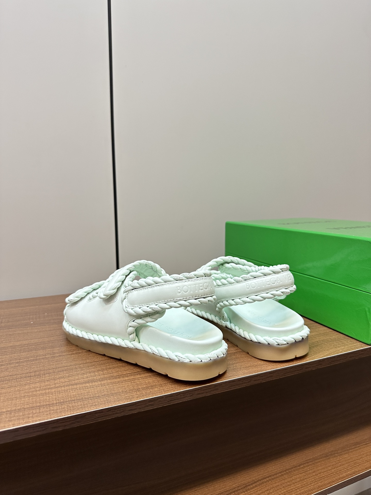 Trendy Bottega Veneta Sandal Slippers: Stylish, Visible, and Fashionable Options - 图片 9