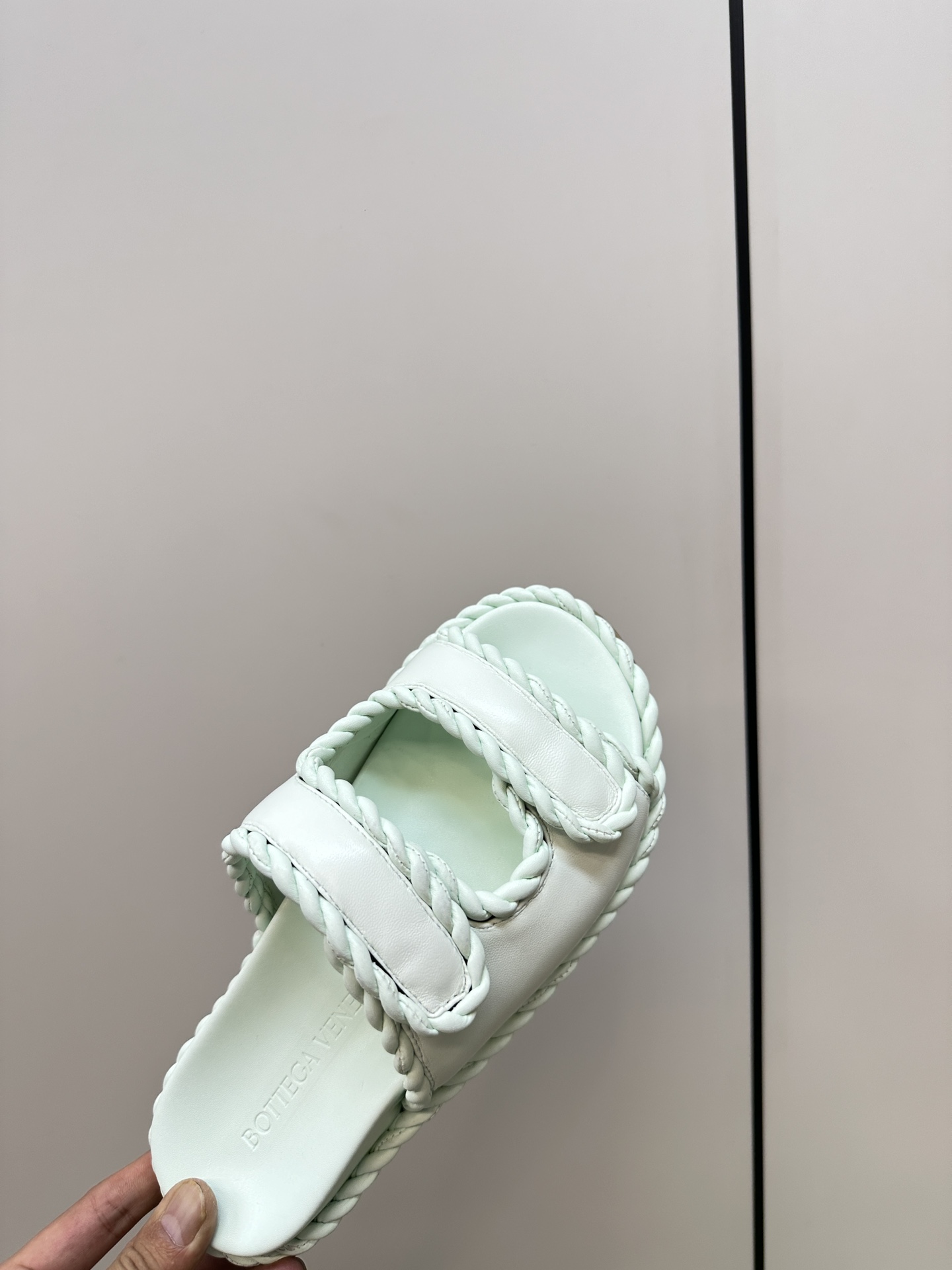 Trendy Bottega Veneta Sandal Slippers: Stylish, Visible, and Fashionable Options - 图片 6