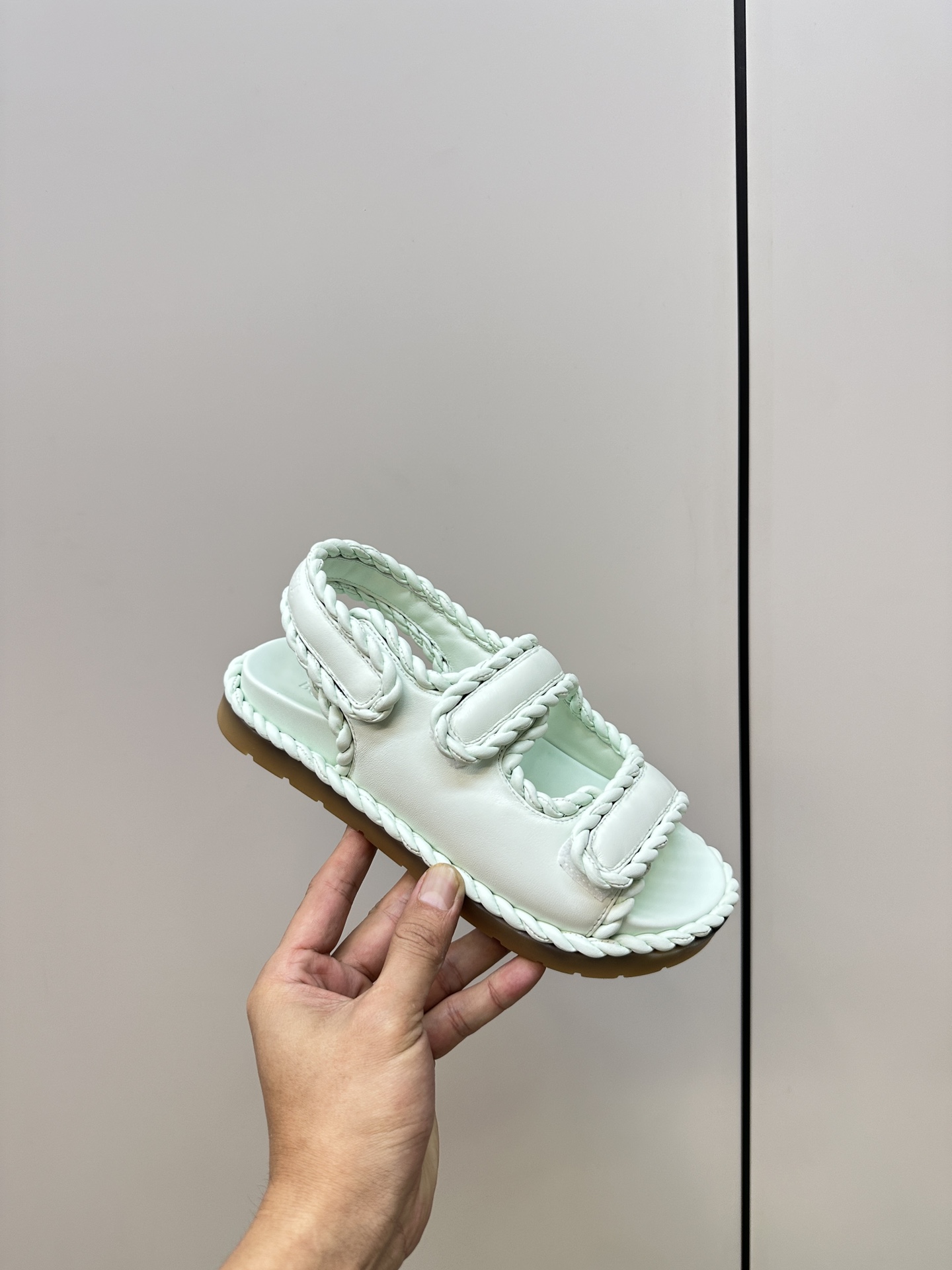 Trendy Bottega Veneta Sandal Slippers: Stylish, Visible, and Fashionable Options - 图片 4