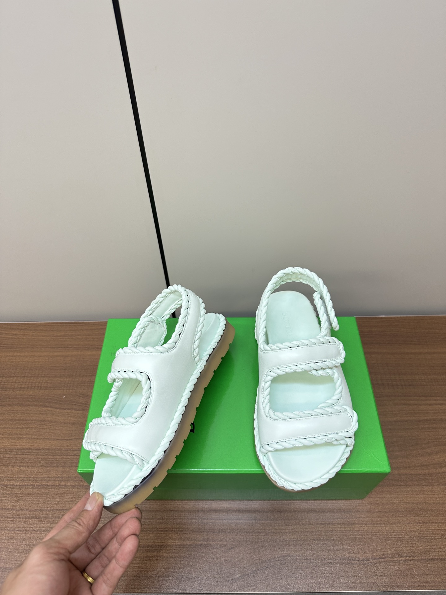 Trendy Bottega Veneta Sandal Slippers: Stylish, Visible, and Fashionable Options - 图片 8