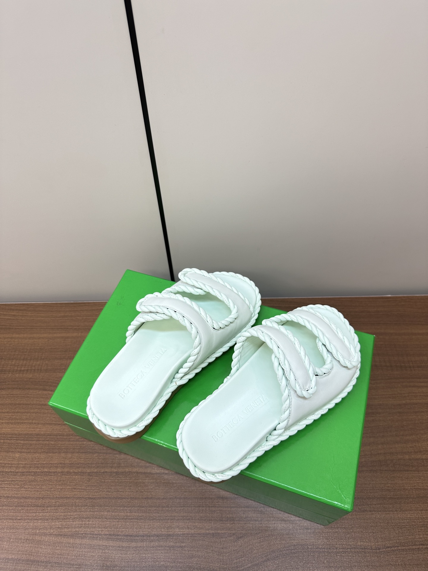 Trendy Bottega Veneta Sandal Slippers: Stylish, Visible, and Fashionable Options - 图片 7