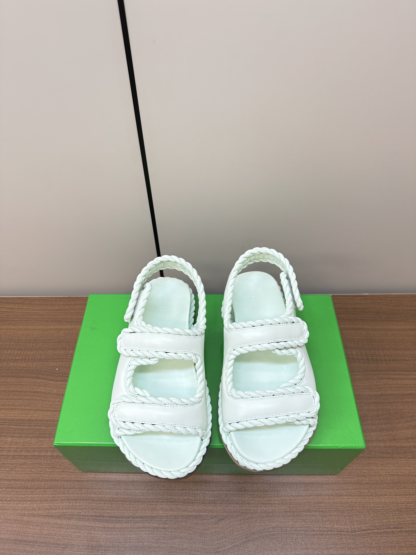 Trendy Bottega Veneta Sandal Slippers: Stylish, Visible, and Fashionable Options - 图片 1