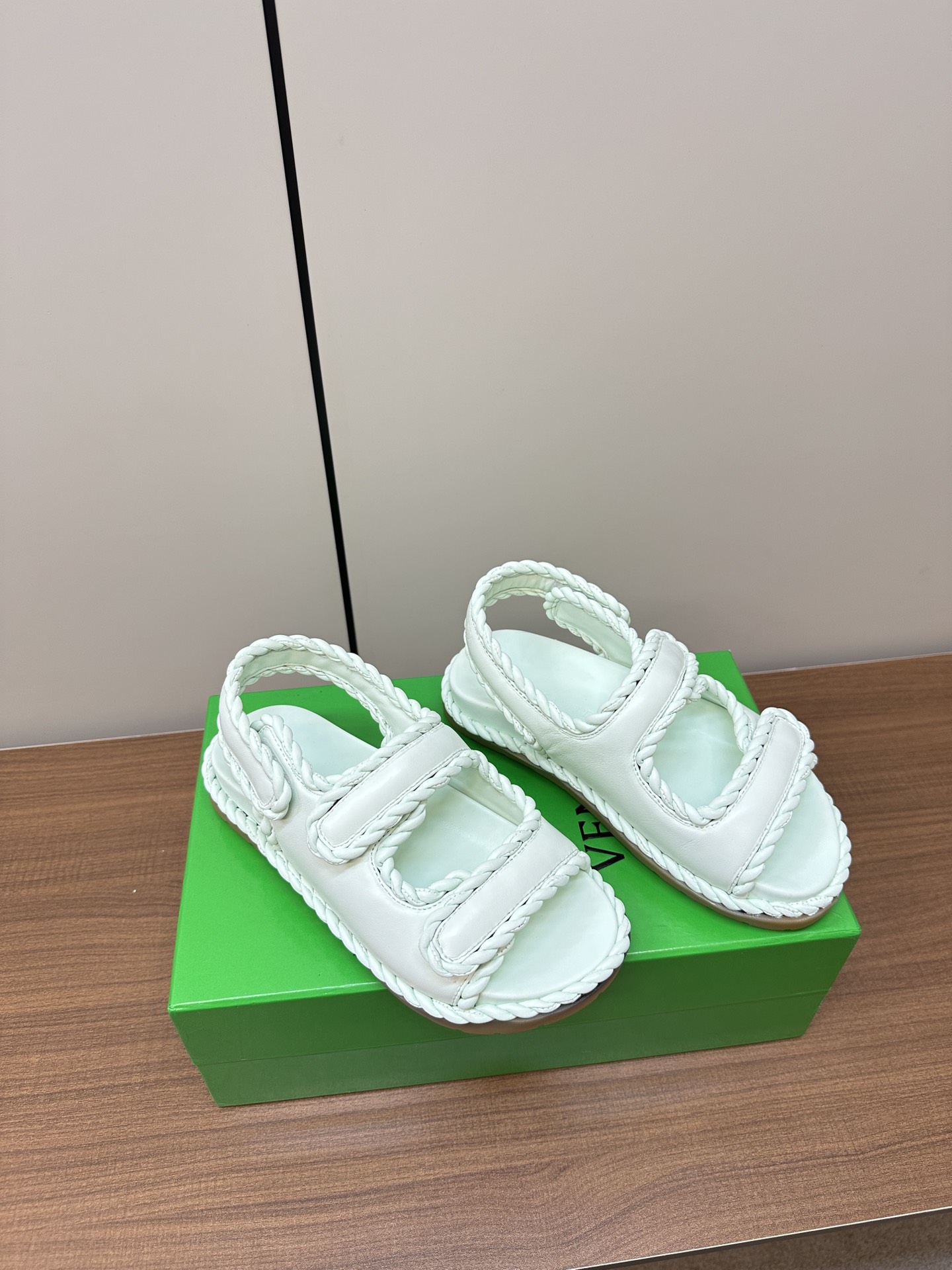 Trendy Bottega Veneta Sandal Slippers: Stylish, Visible, and Fashionable Options - 图片 2