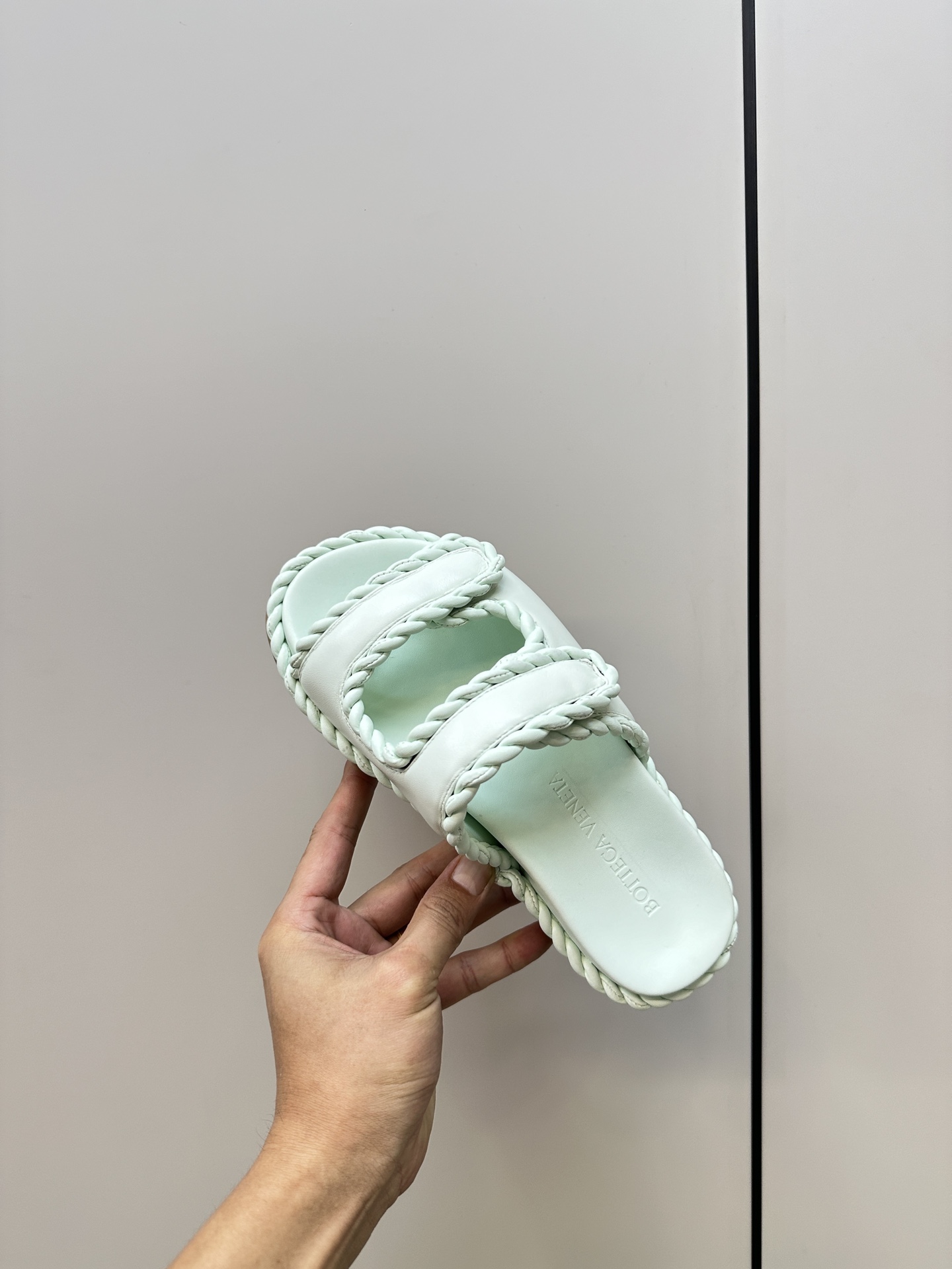 Trendy Bottega Veneta Sandal Slippers: Stylish, Visible, and Fashionable Options - 图片 5