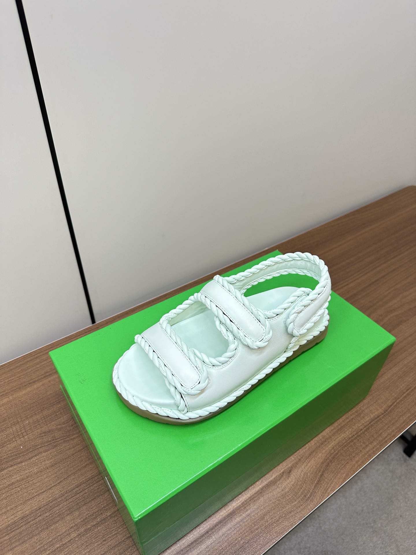 Trendy Bottega Veneta Sandal Slippers: Stylish, Visible, and Fashionable Options - 图片 3