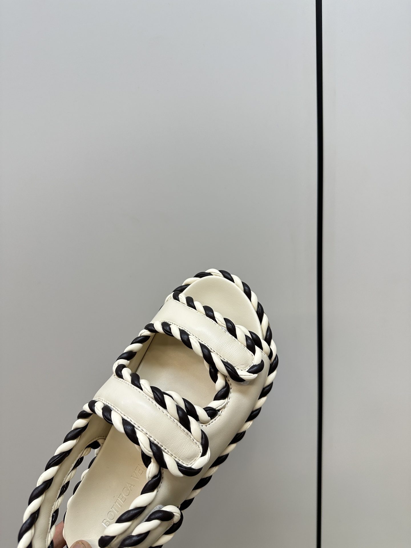 Bottega Veneta Sandal Slippers and Sandals: Stylish and Versatile Options - 图片 6